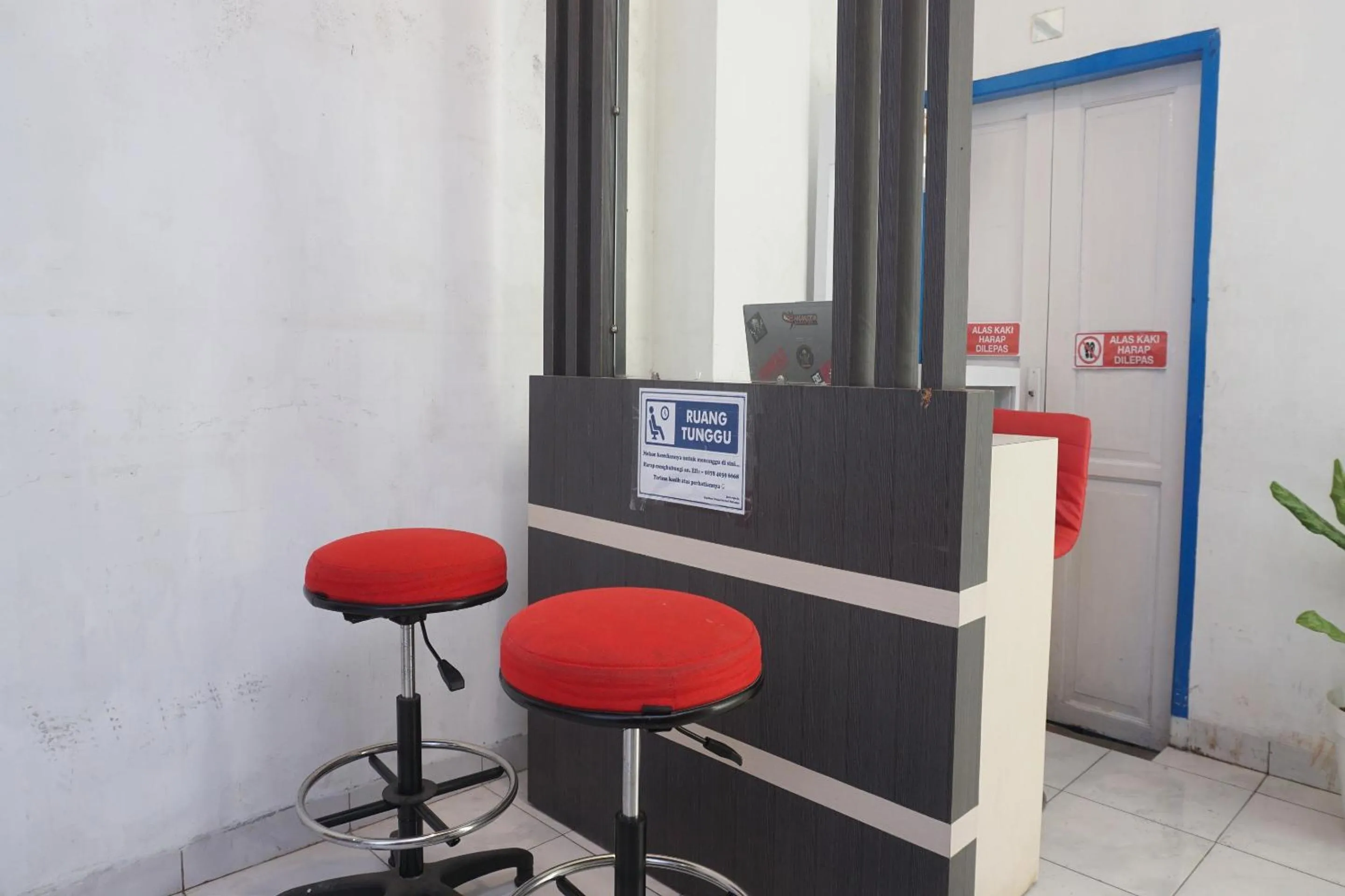 Lobby or reception in Hotel O Pondok Hitung Near GOR Kalegowa