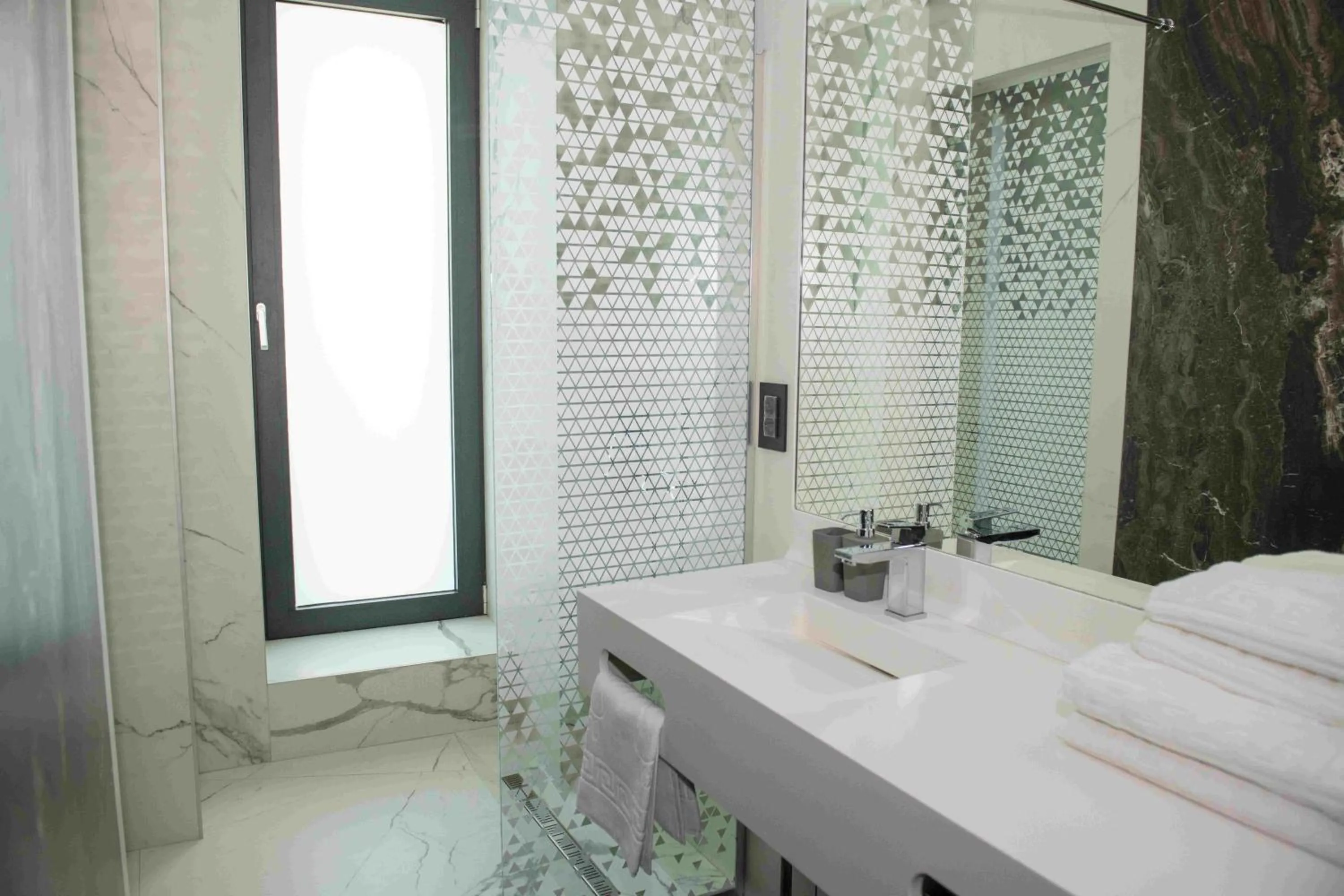 Shower, Bed in CM111Apparthotel