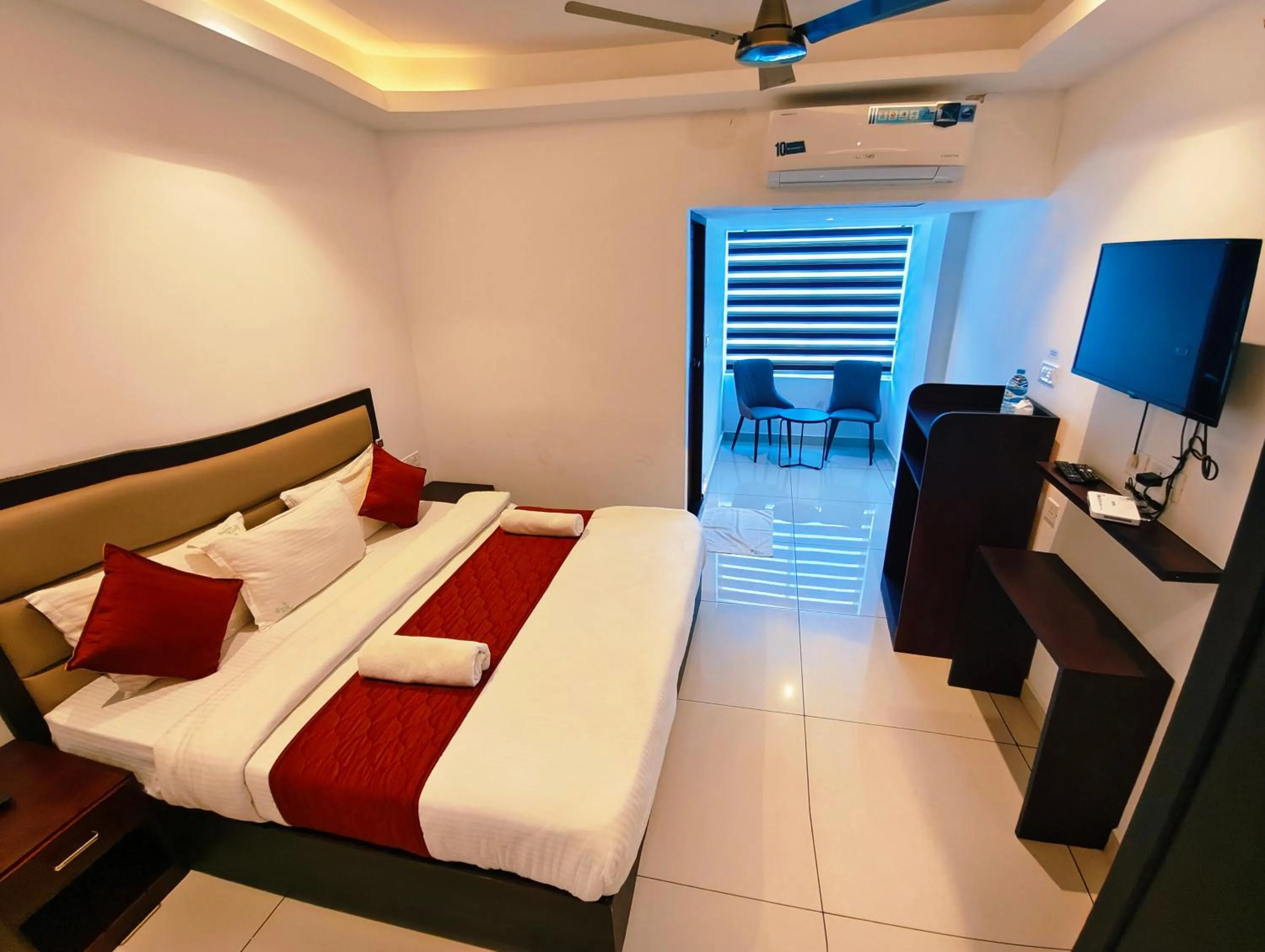 Communal lounge/ TV room, Bed in Spring Valley Resort