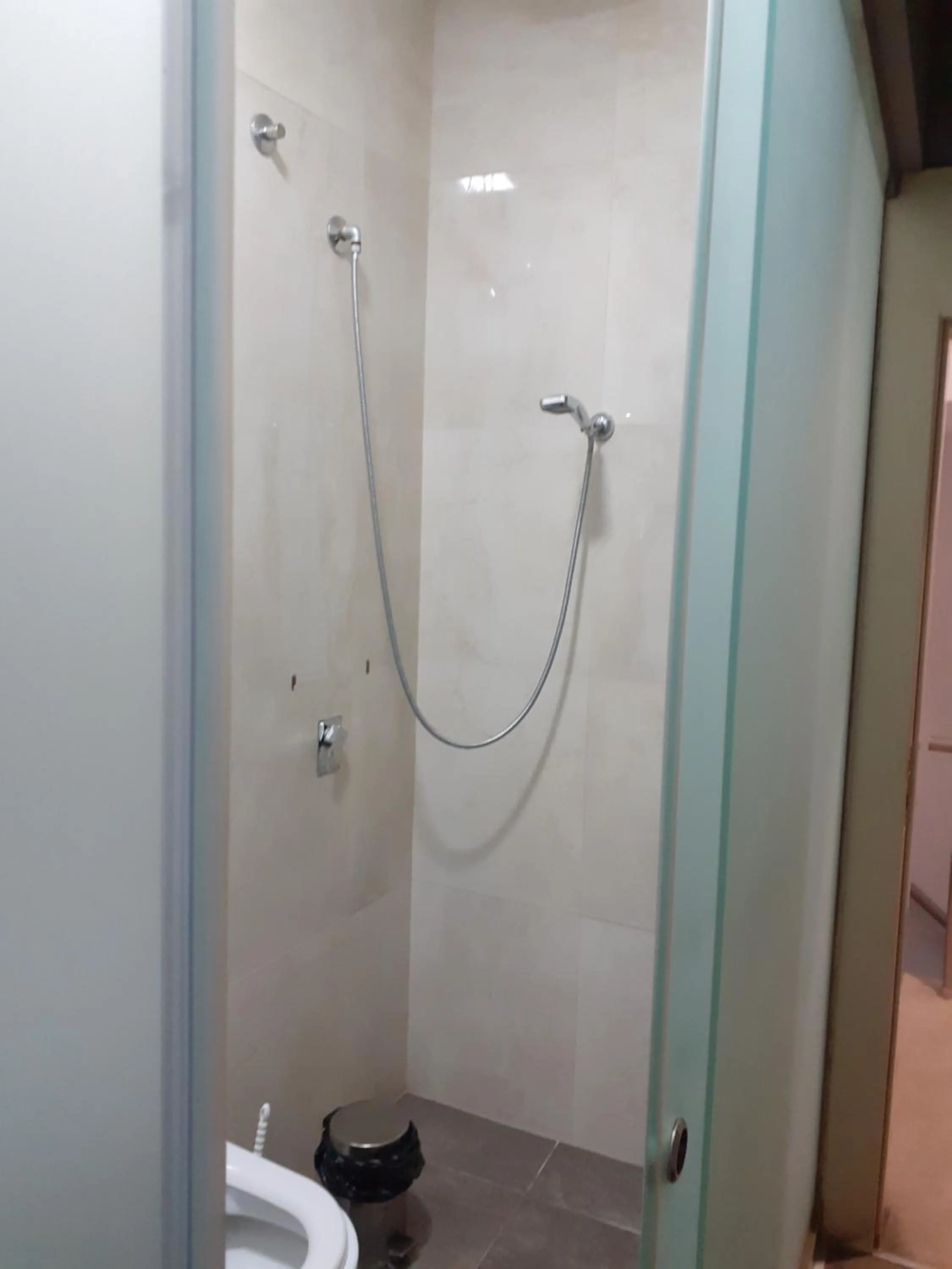 Shower in Driti Central Hotel