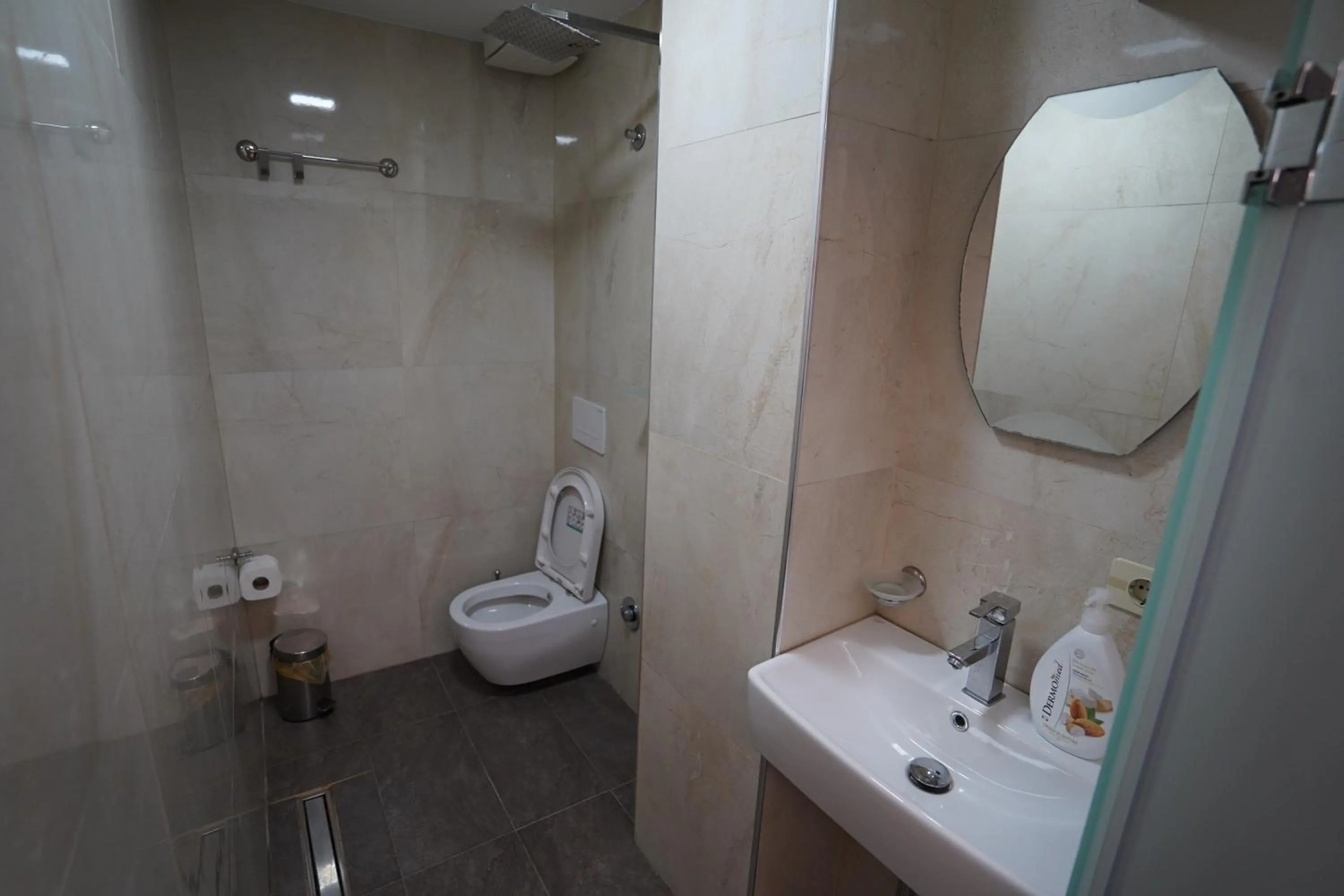 Shower in Driti Central Hotel