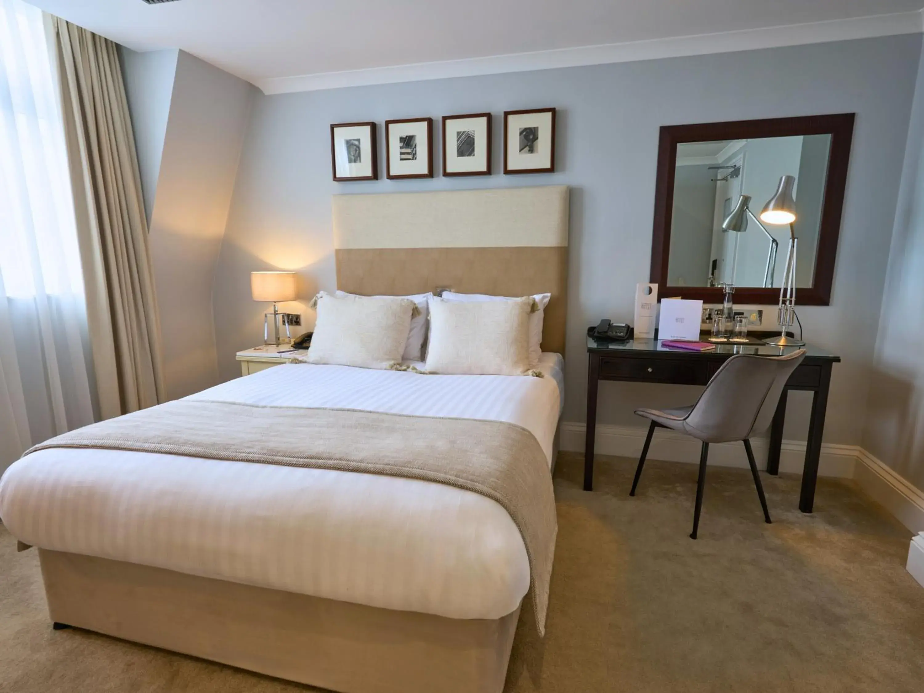 Standard Double Room in London Bridge Hotel Standard Double Room in London Bridge Hotel