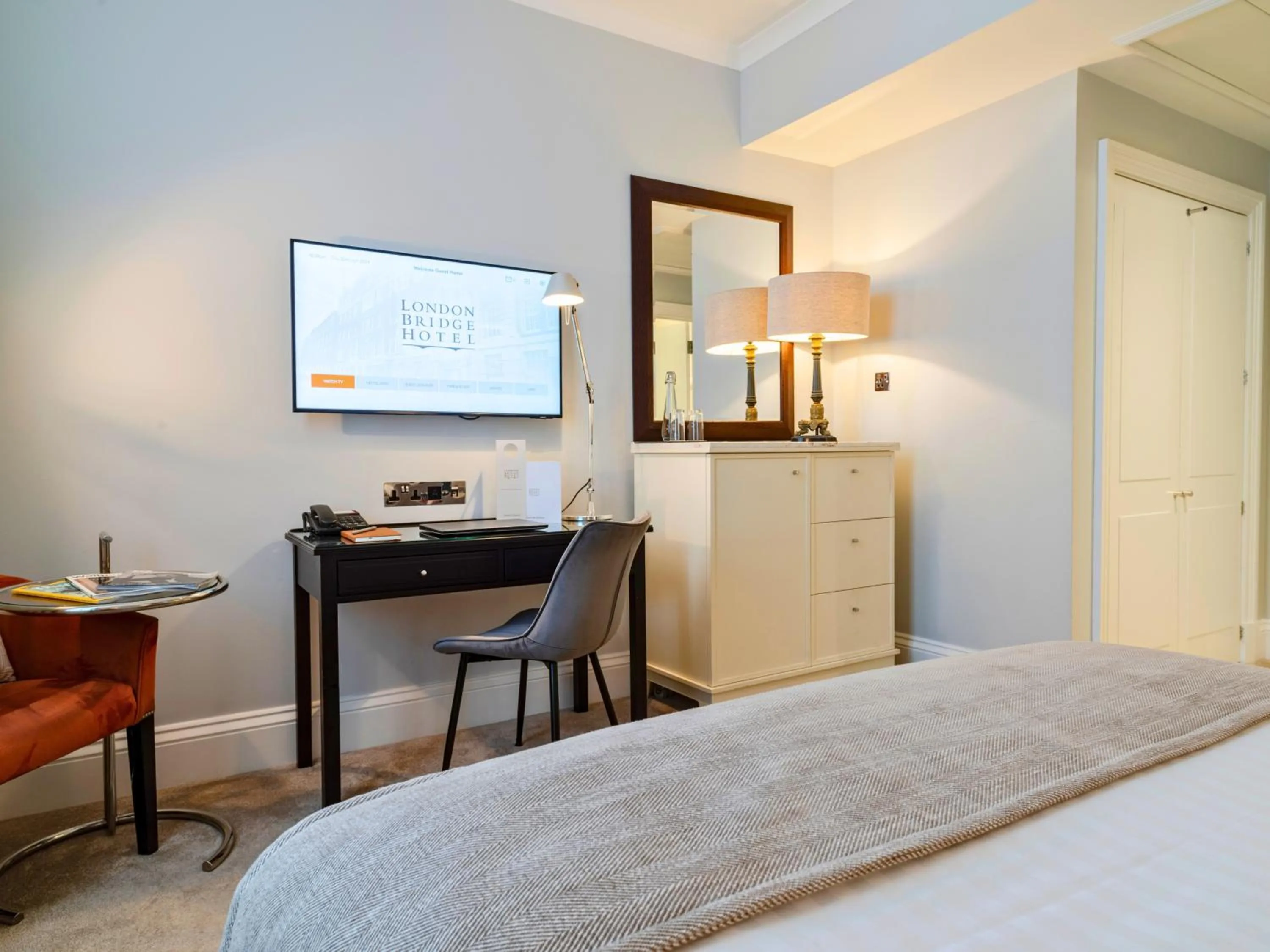 Bedroom, Bed in London Bridge Hotel