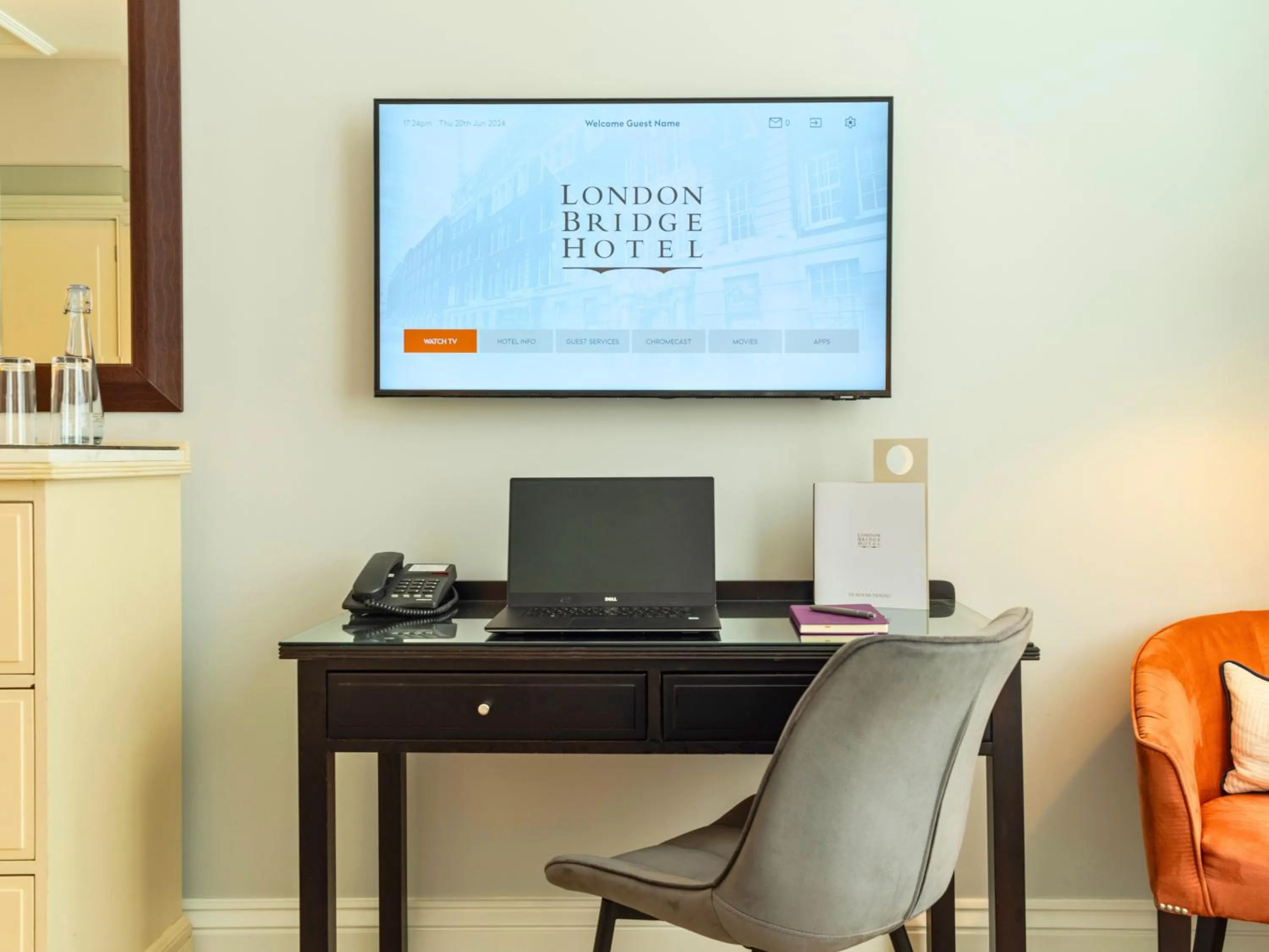 Bedroom in London Bridge Hotel