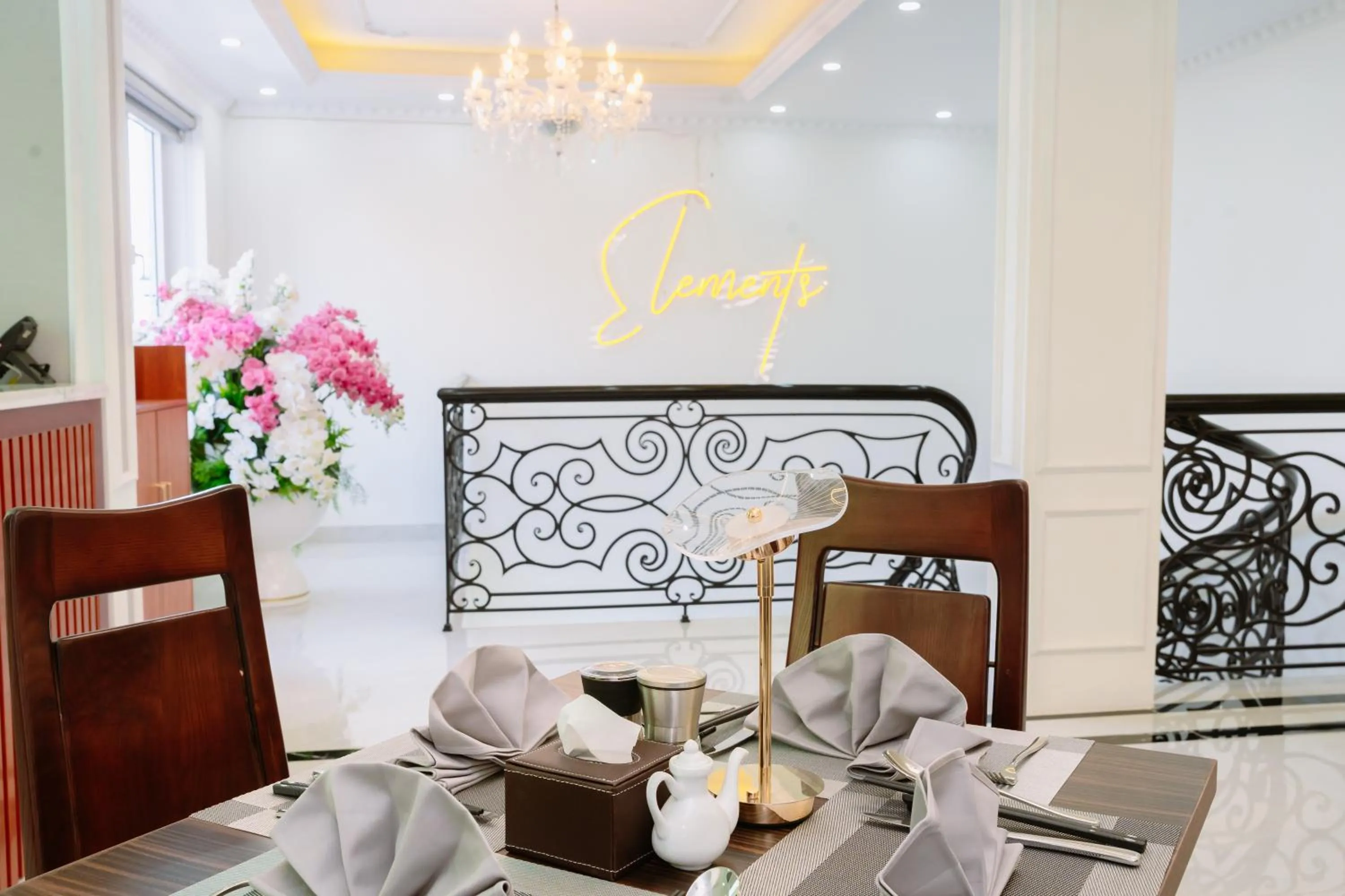 Restaurant/places to eat in SC Luxury Hotel