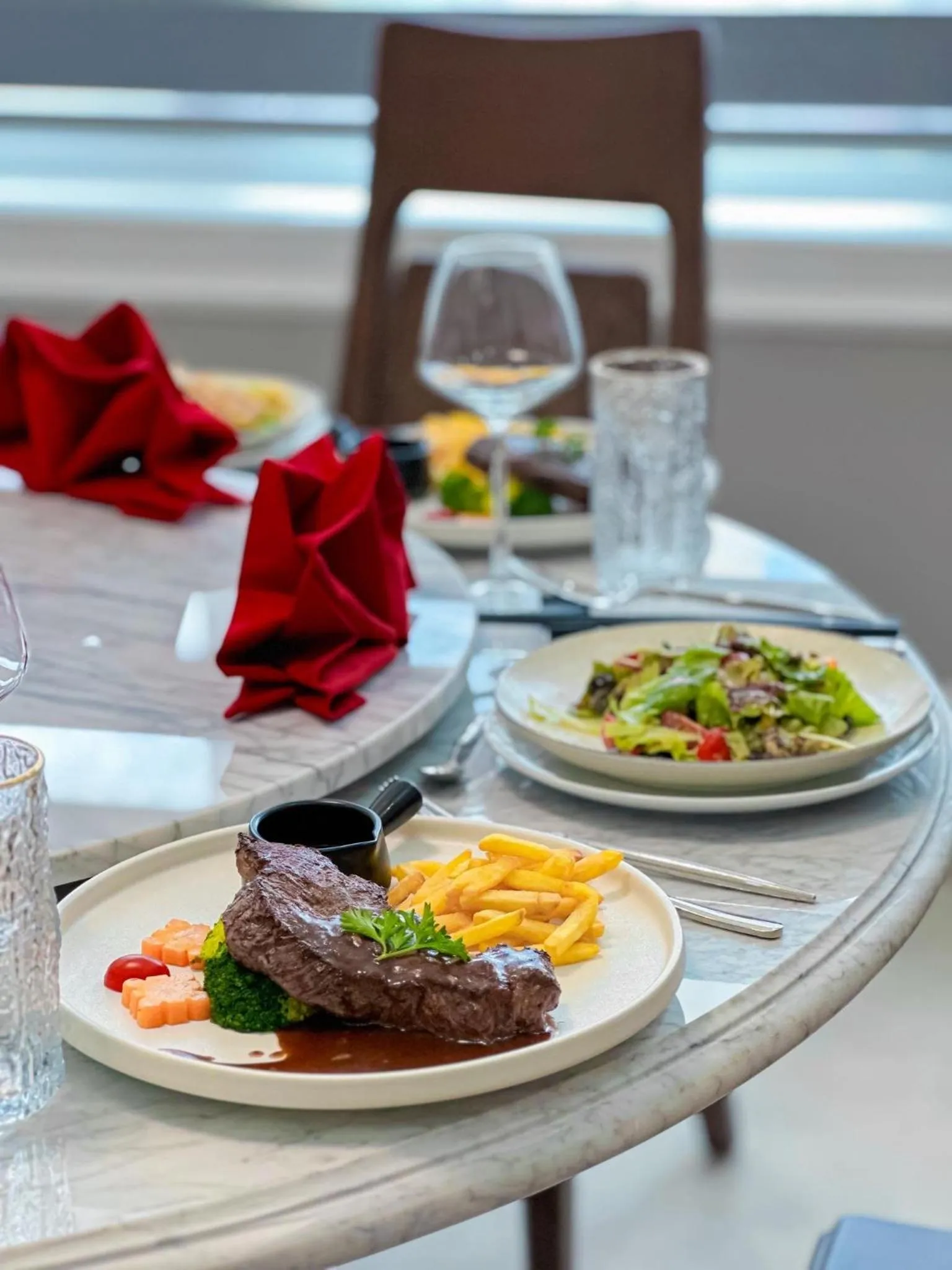 Restaurant/places to eat in SC Luxury Hotel