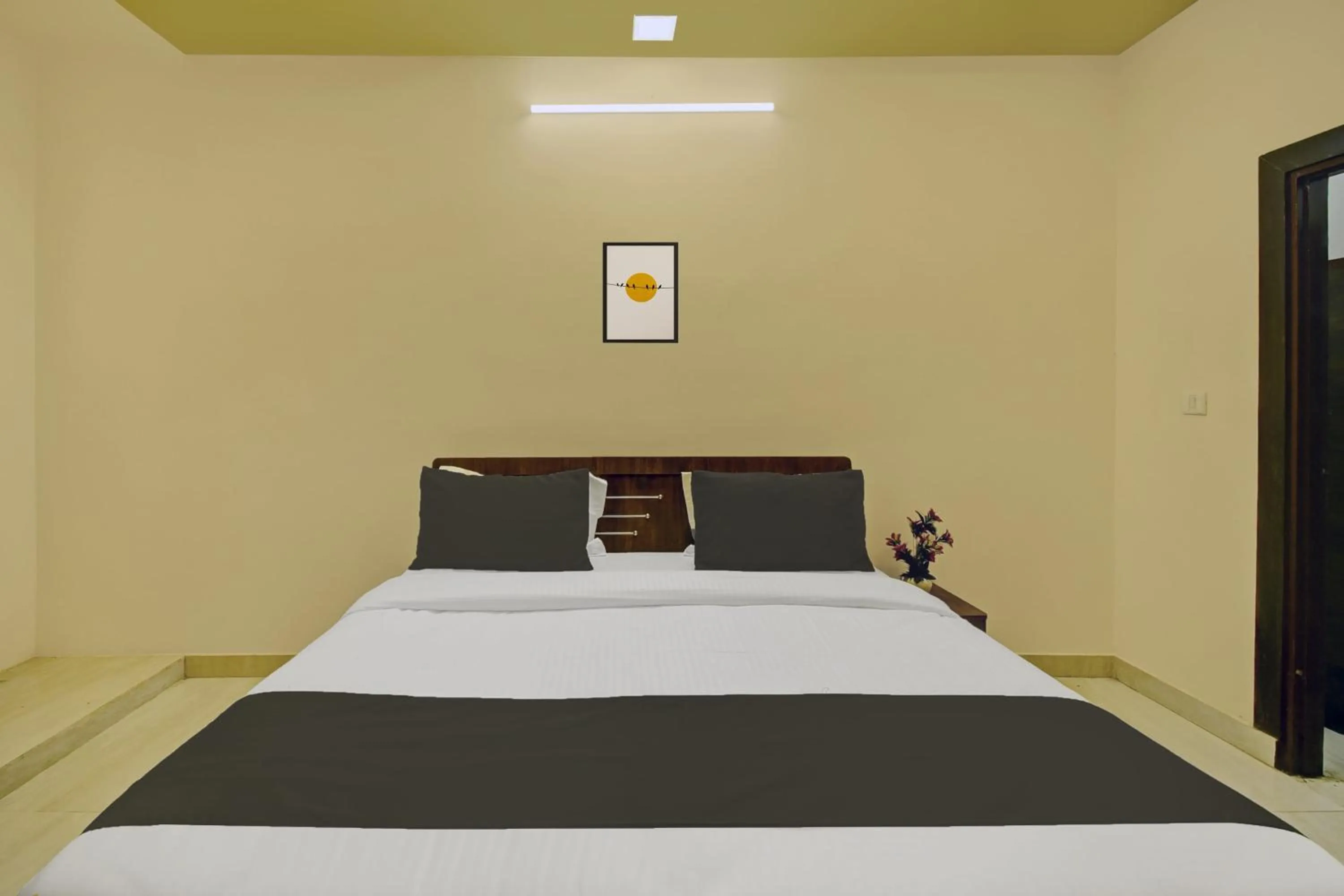 Bedroom, Bed in Hotel O Neelkanth