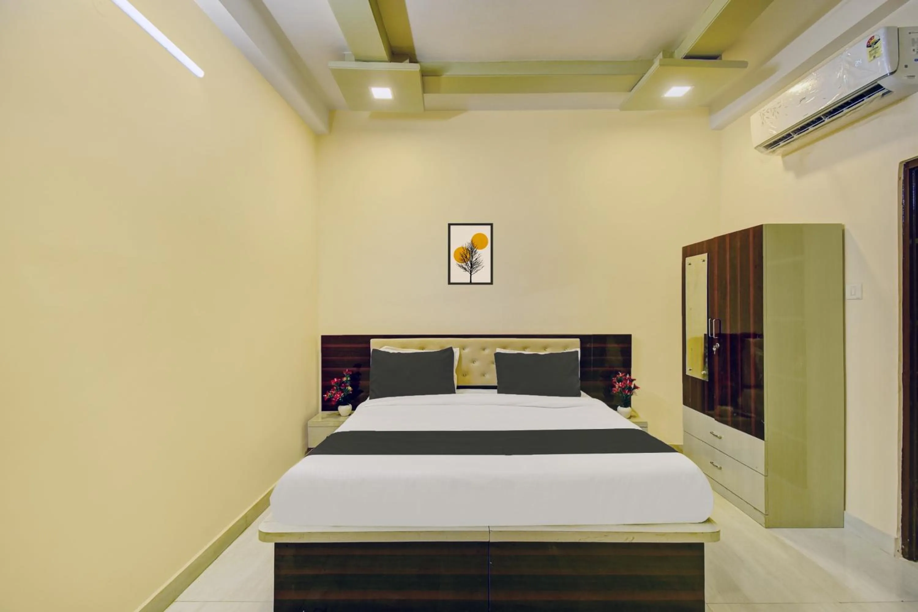 Bedroom, Bed in Hotel O Neelkanth