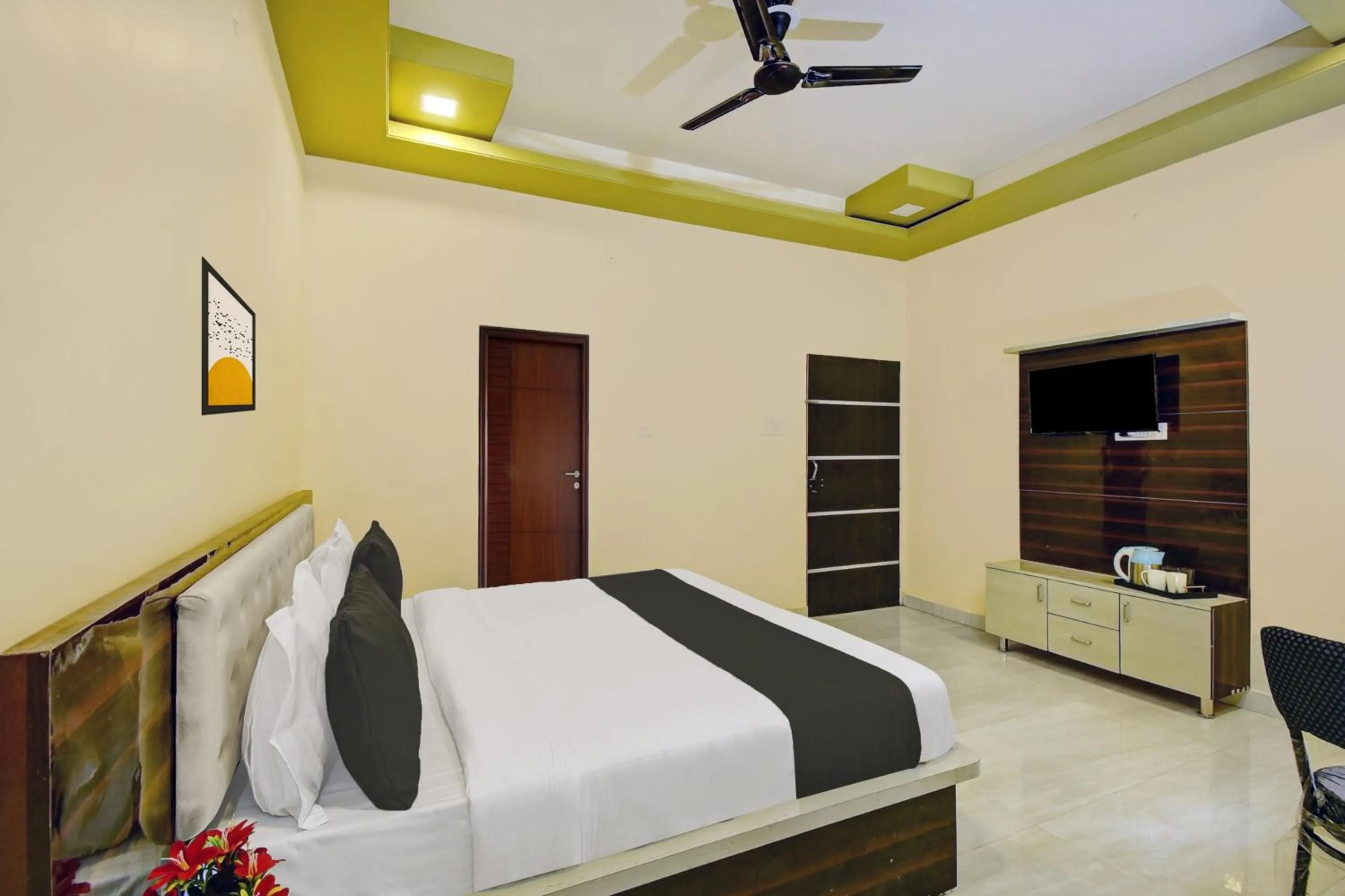 Bedroom, Bed in Hotel O Neelkanth