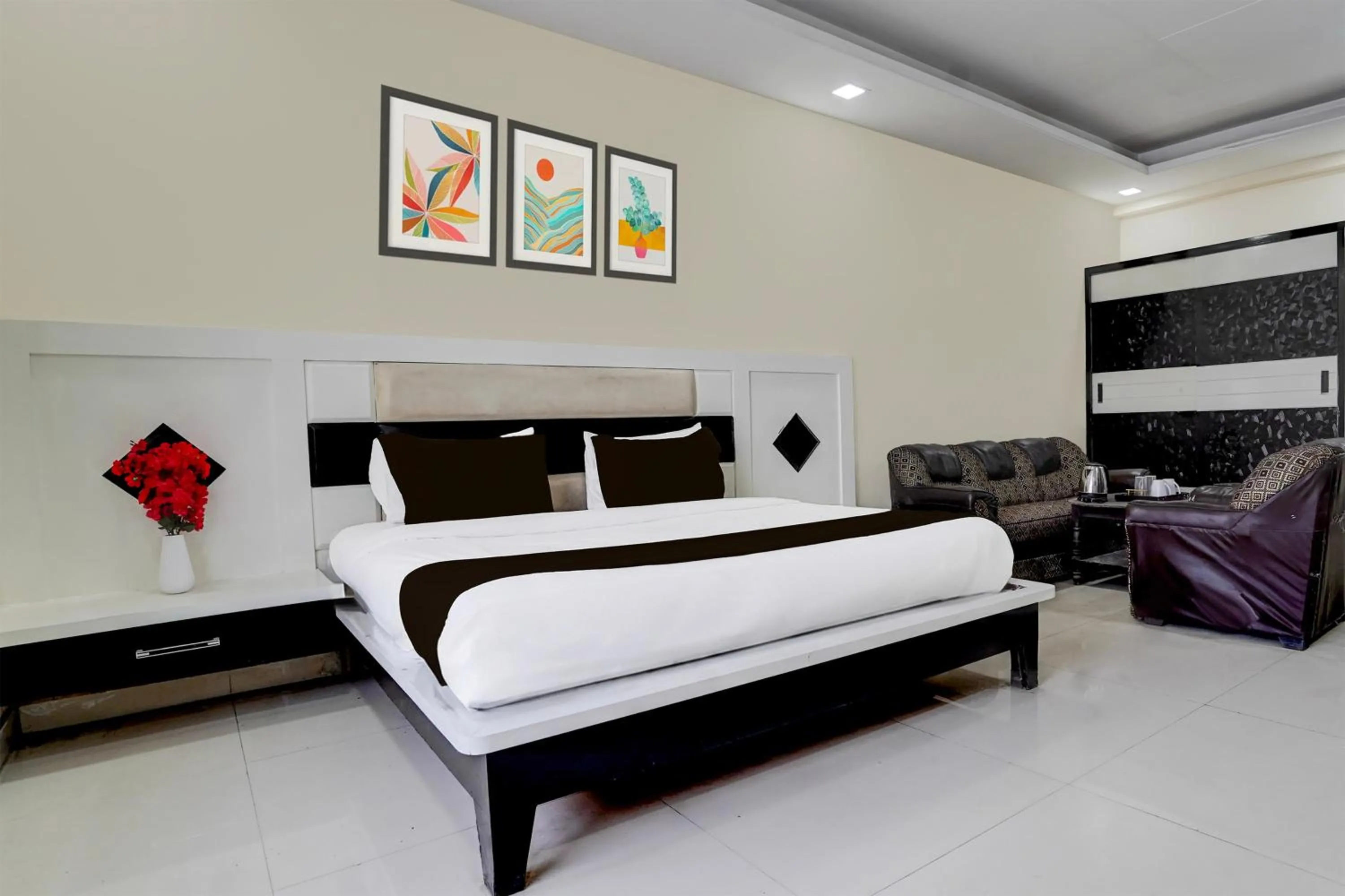Bedroom in Super Collection O Sector 70 Noida