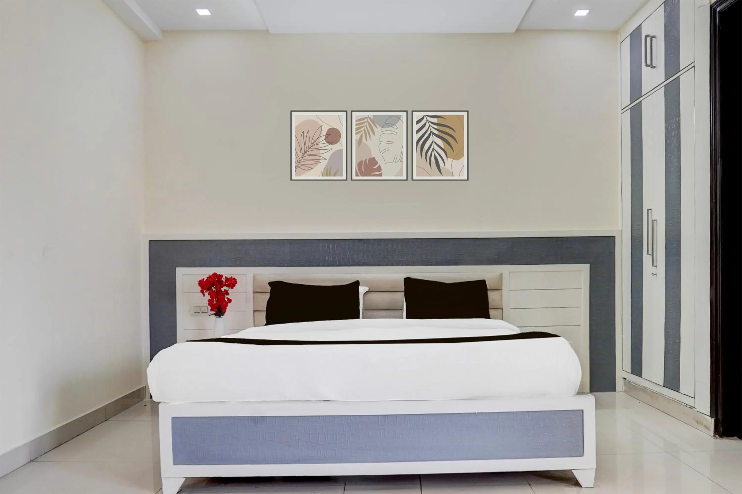 Bedroom in Super Collection O Sector 70 Noida