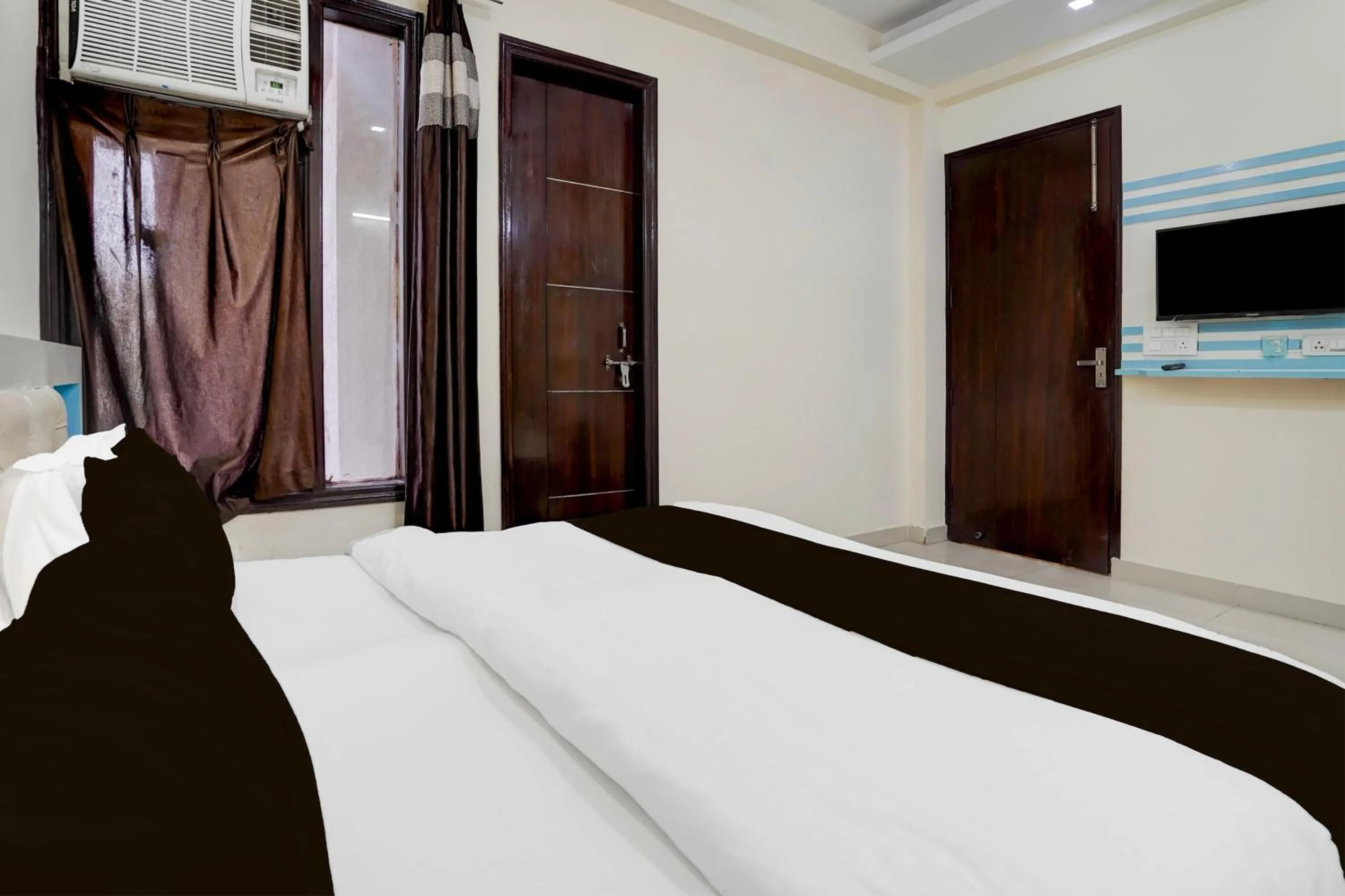 Bedroom in Super Collection O Sector 70 Noida