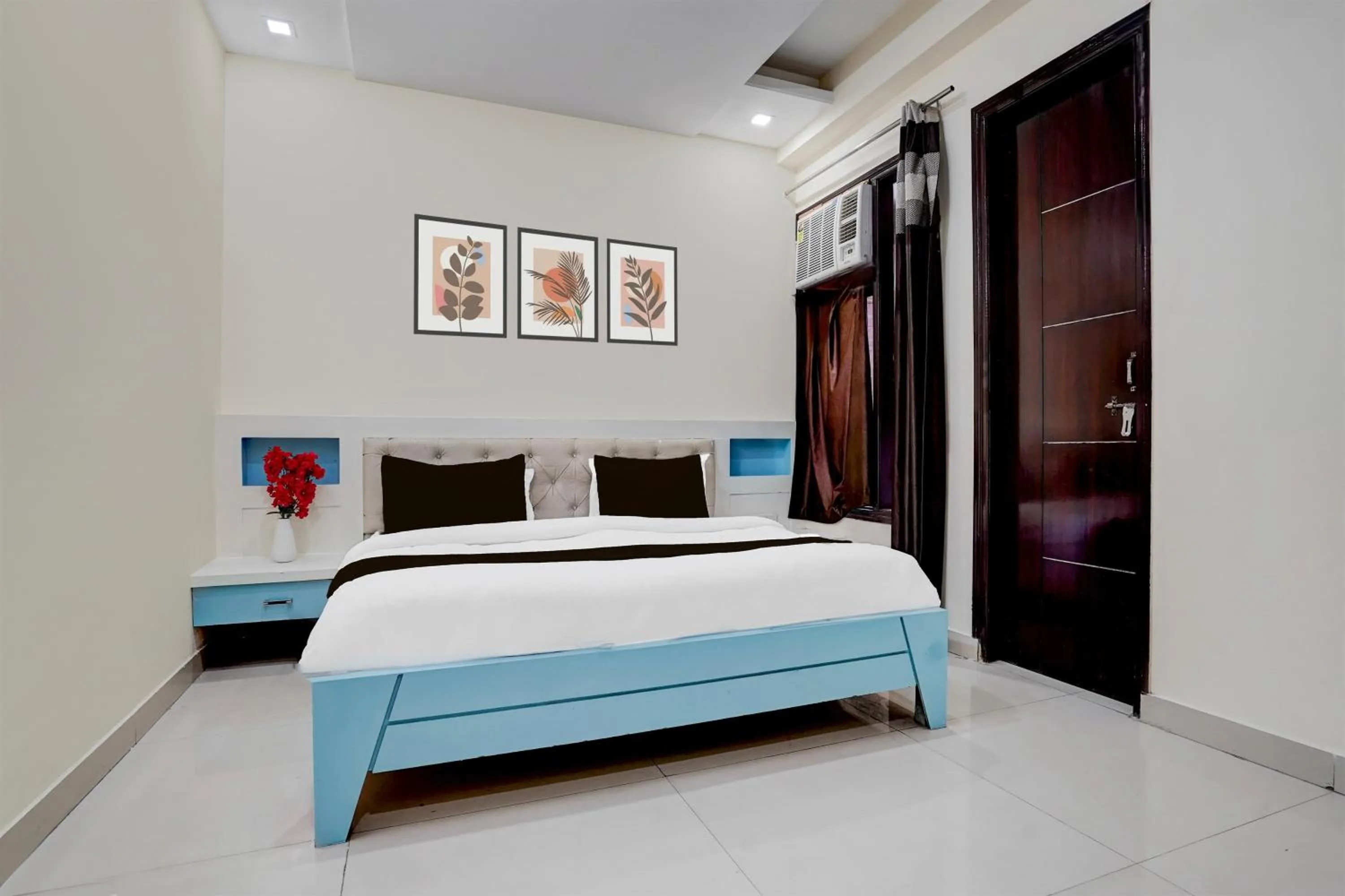 Bedroom in Super Collection O Sector 70 Noida