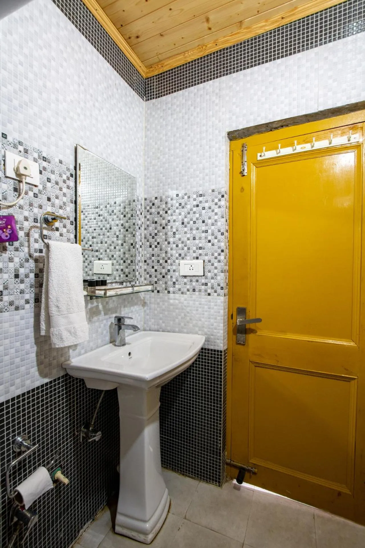 Bathroom in Hotel Cherry Manali