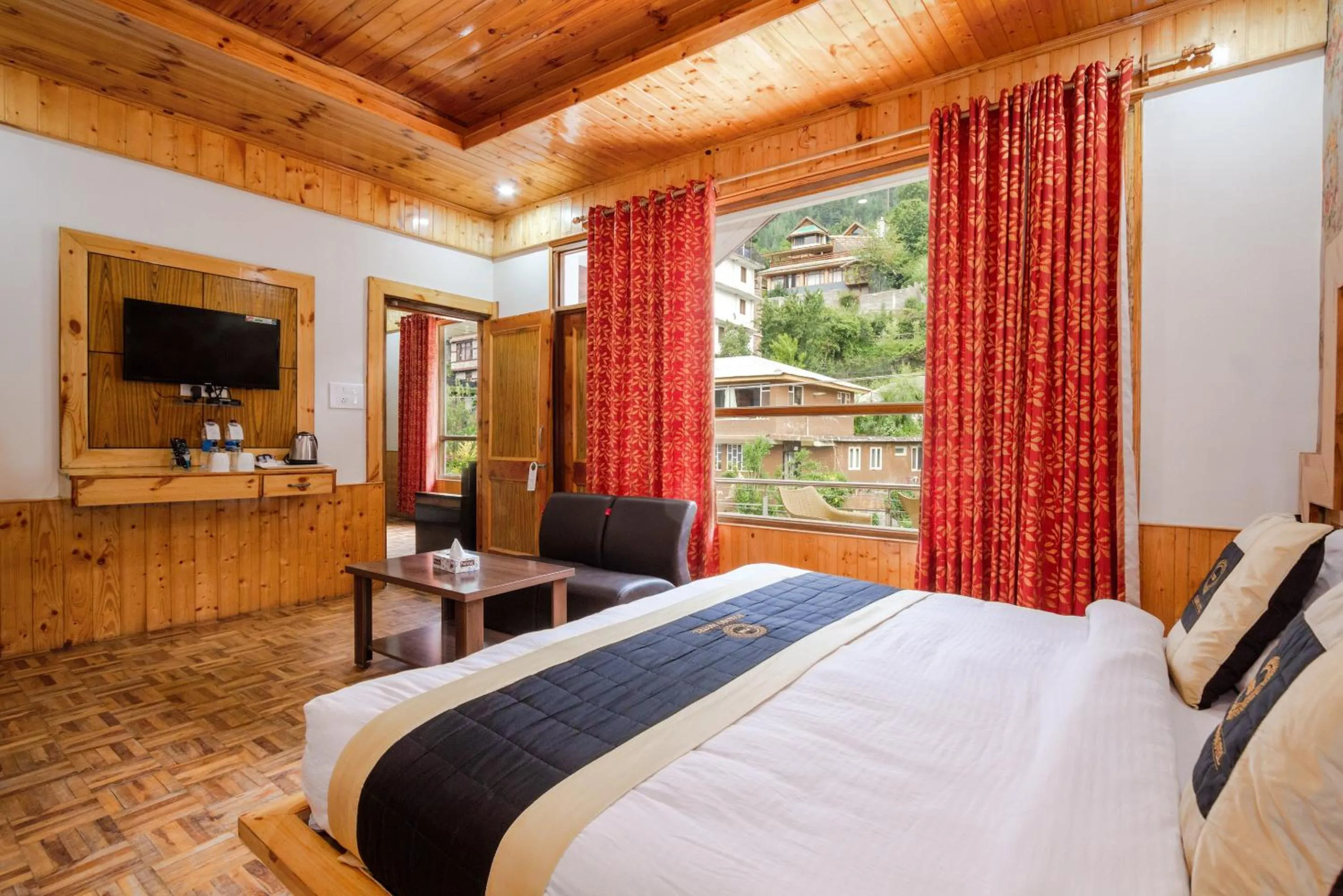 Communal lounge/ TV room, Bed in Hotel Cherry Manali