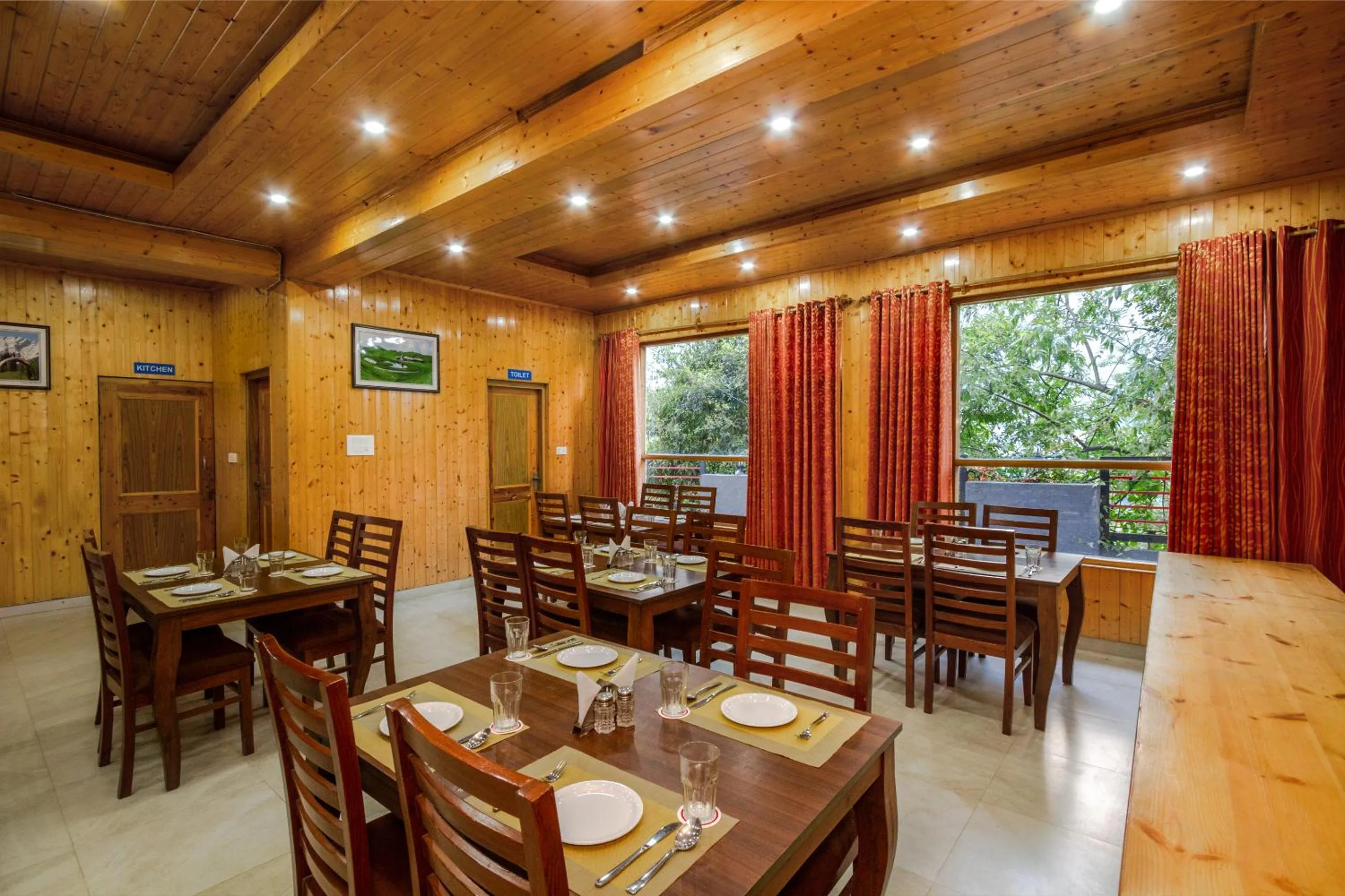 Restaurant/places to eat in Hotel Cherry Manali