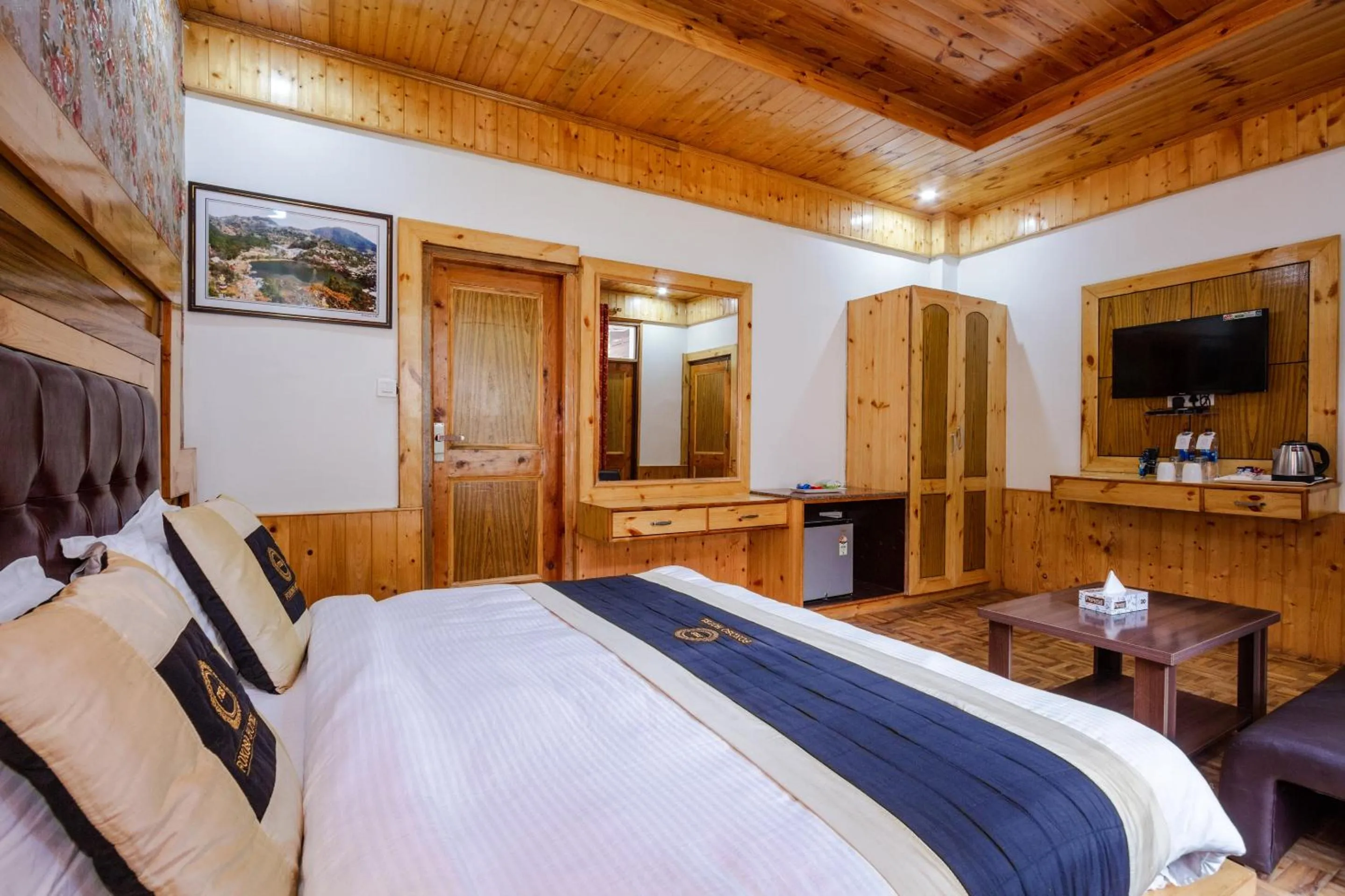 Communal lounge/ TV room, Bed in Hotel Cherry Manali