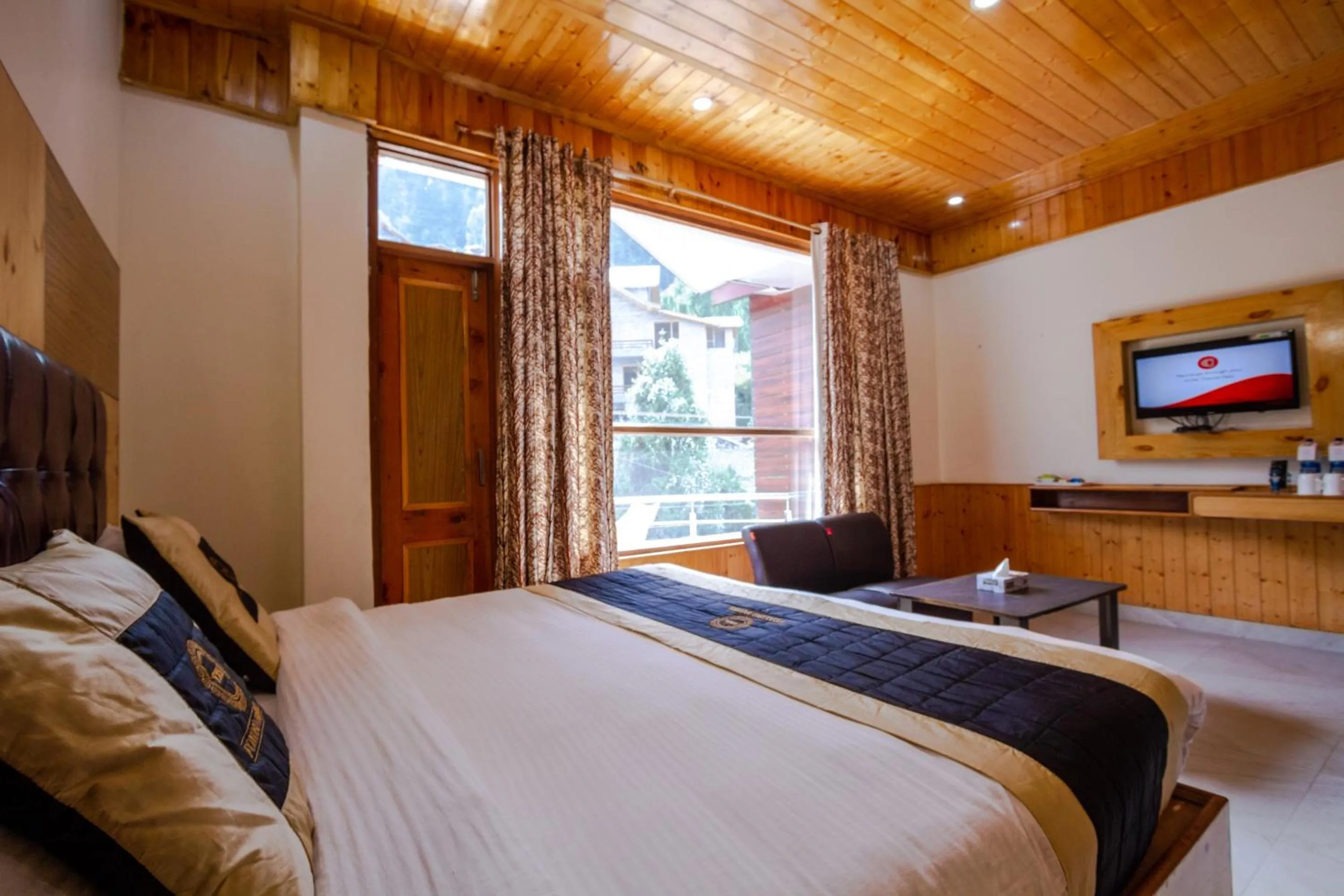 Communal lounge/ TV room, Bed in Hotel Cherry Manali