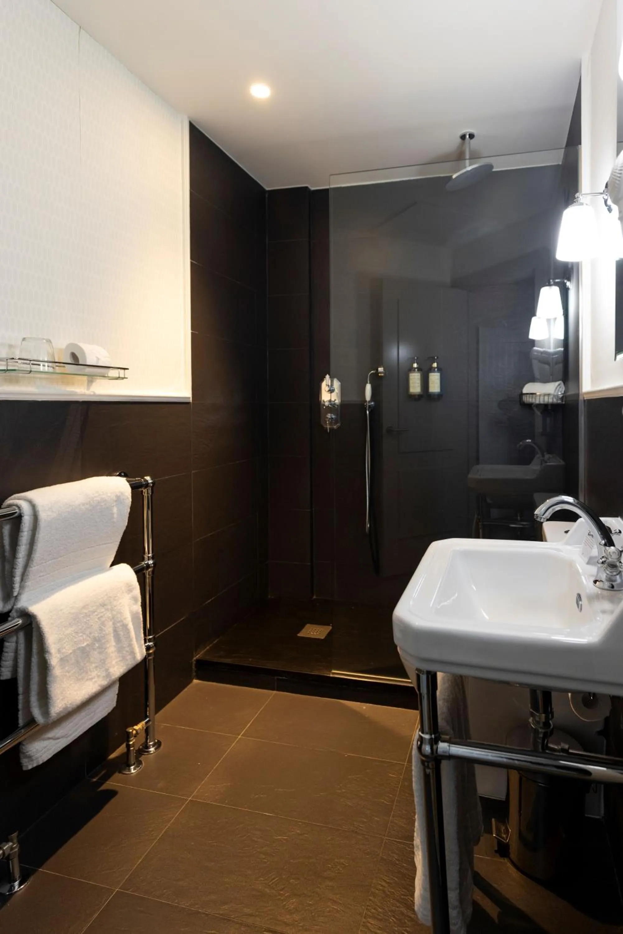 Bathroom, Bed in Hotel PAX Torrelodones