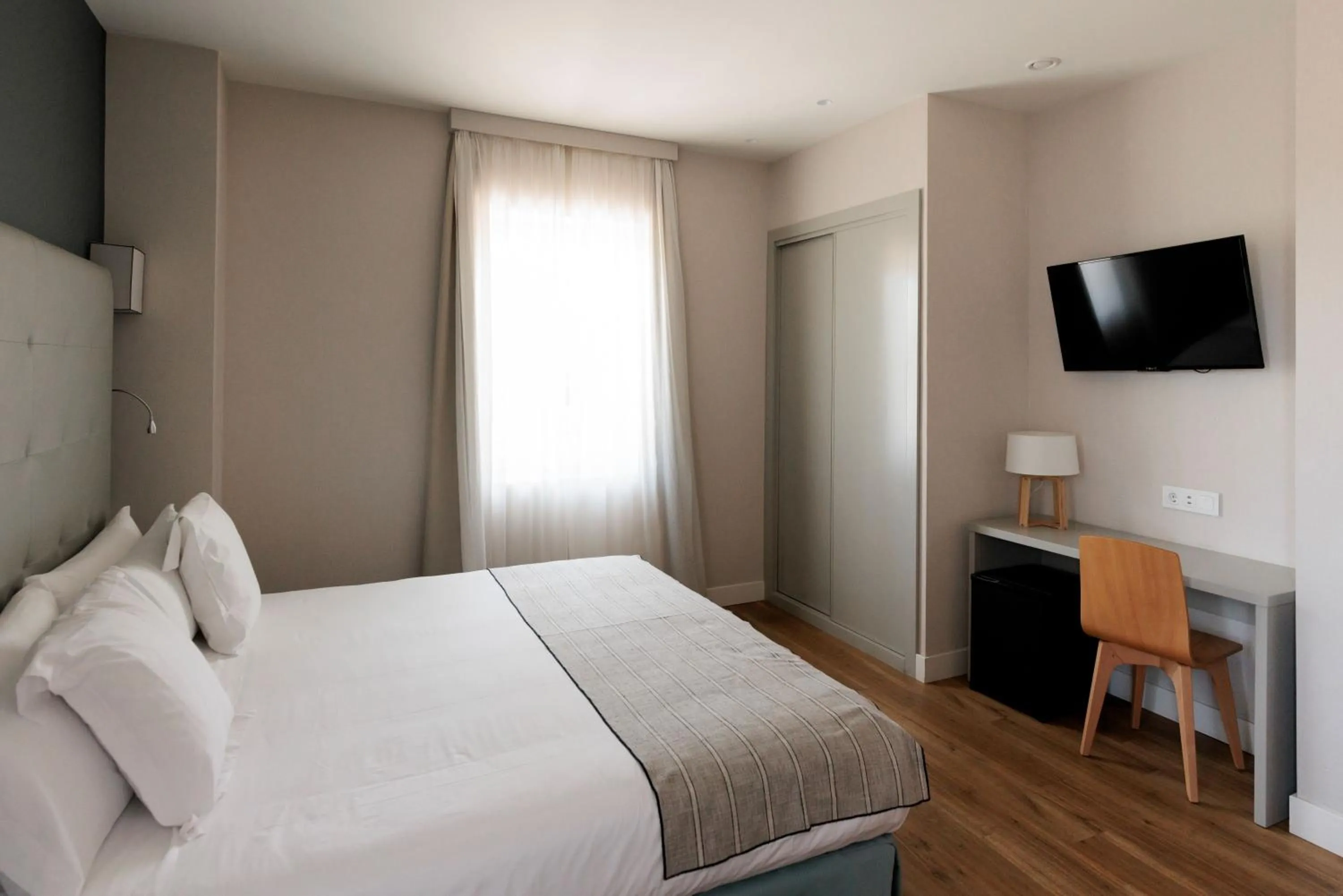 Photo of the whole room, Bed in Hotel PAX Torrelodones