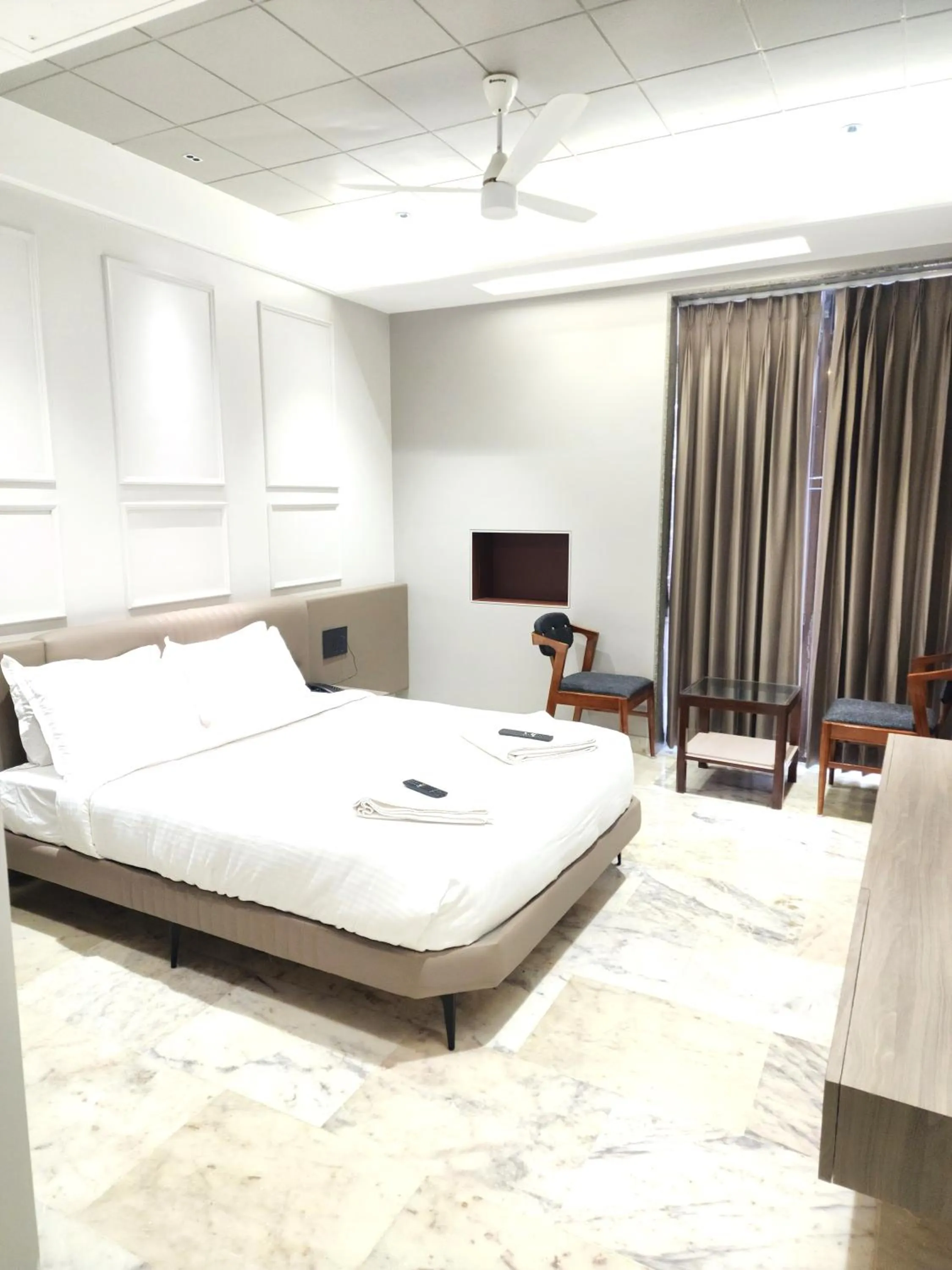 Bed in Hotel Statusinn, Ichalkaranji