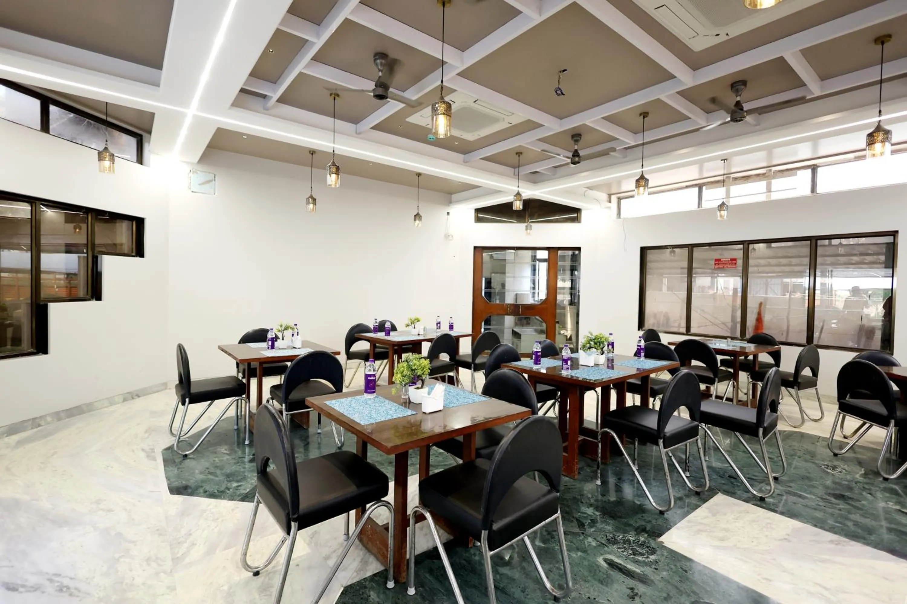Restaurant/places to eat in Hotel Statusinn, Ichalkaranji