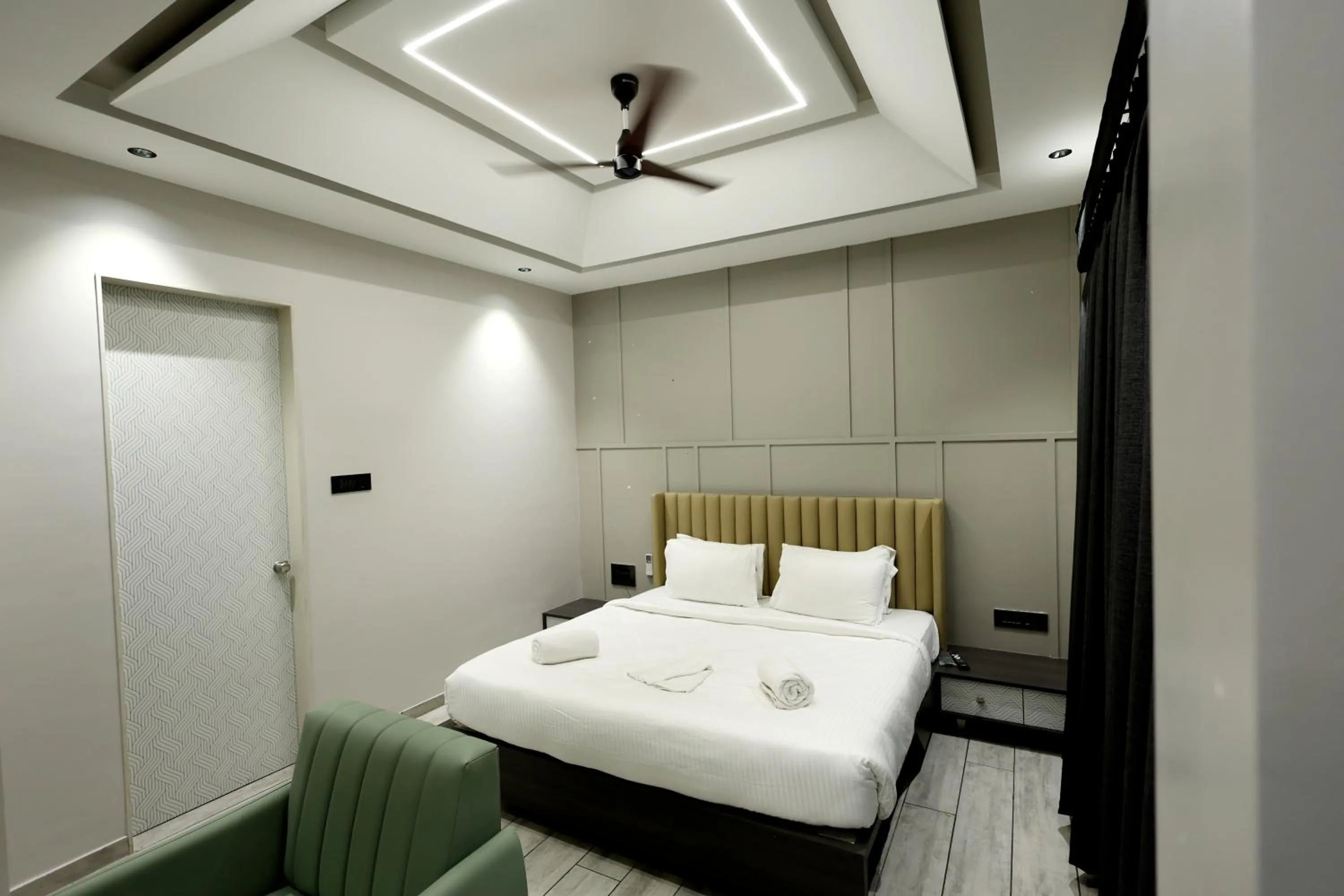 Bedroom, Bed in Hotel Statusinn, Ichalkaranji