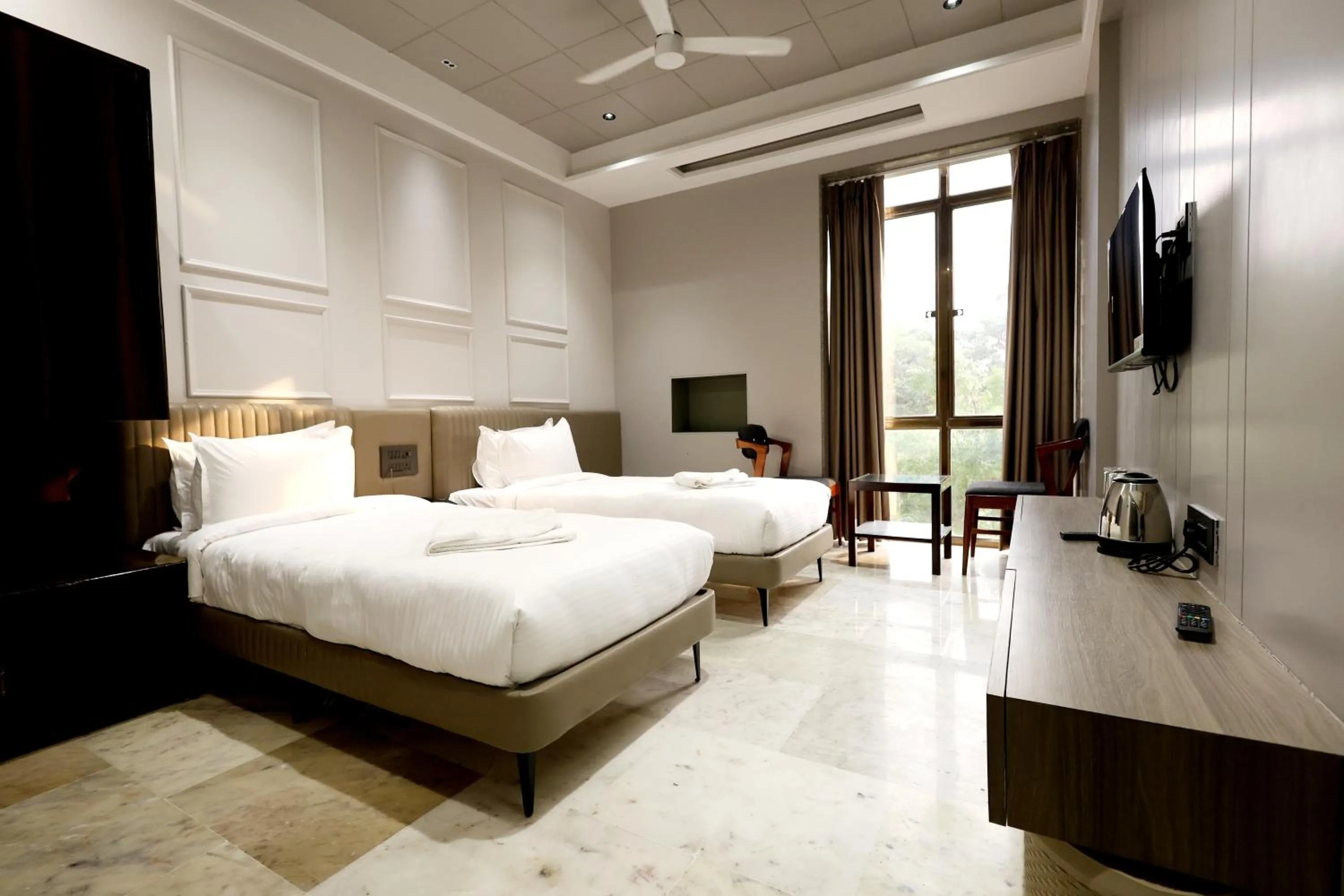 Communal lounge/ TV room, Bed in Hotel Statusinn, Ichalkaranji