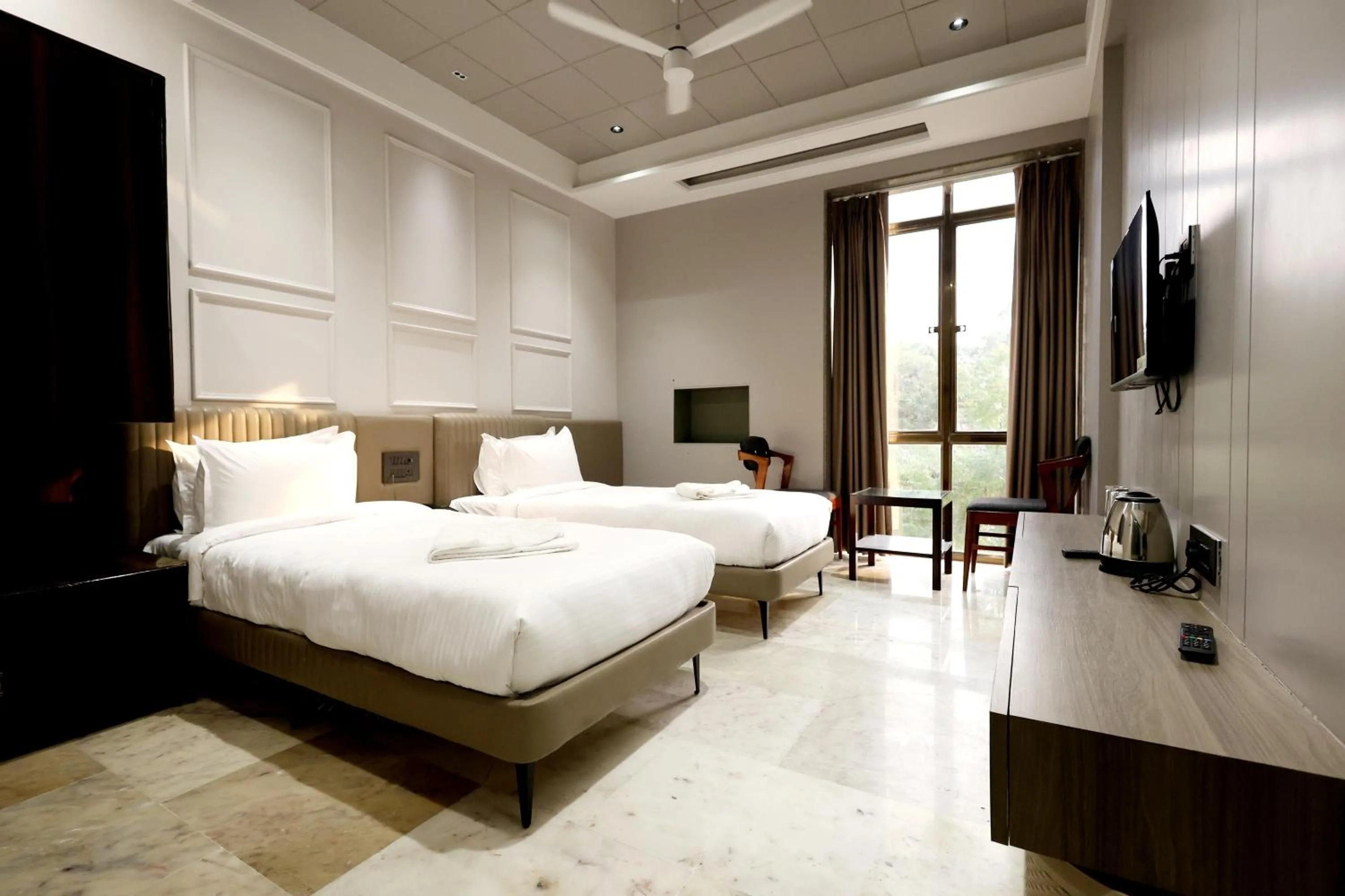 Bed in Hotel Statusinn, Ichalkaranji