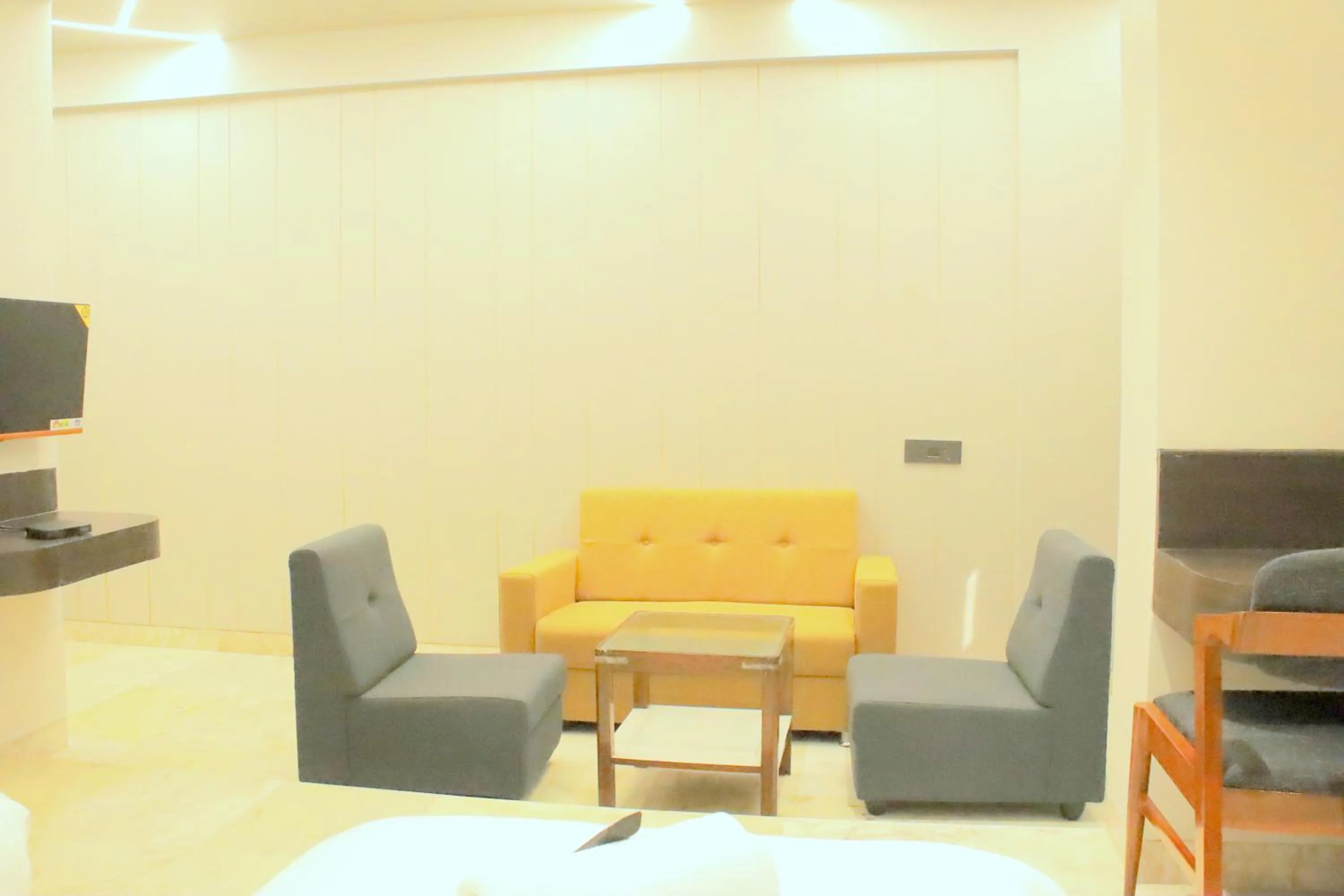 TV and multimedia in Hotel Statusinn, Ichalkaranji