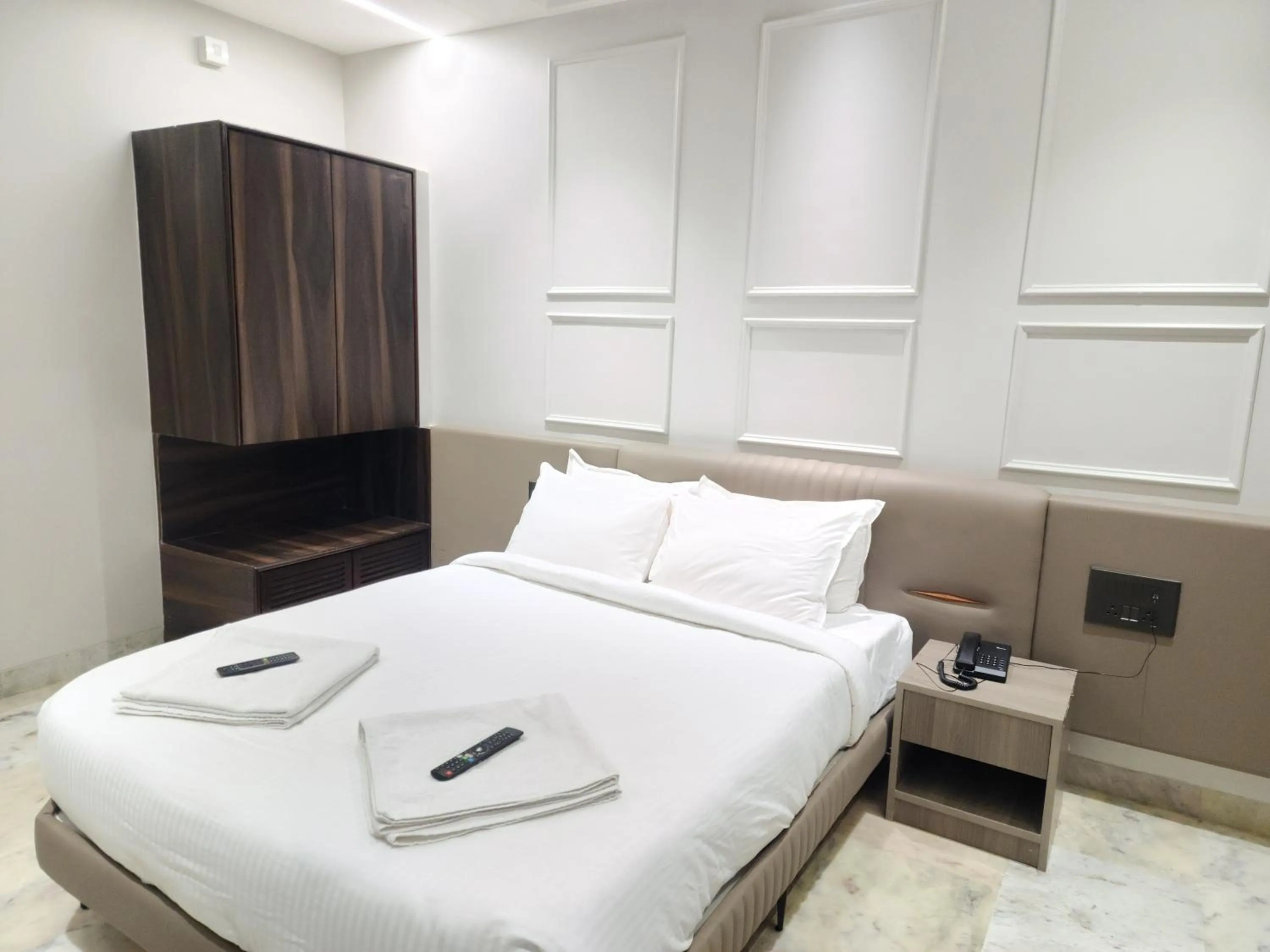 Bedroom, Bed in Hotel Statusinn, Ichalkaranji