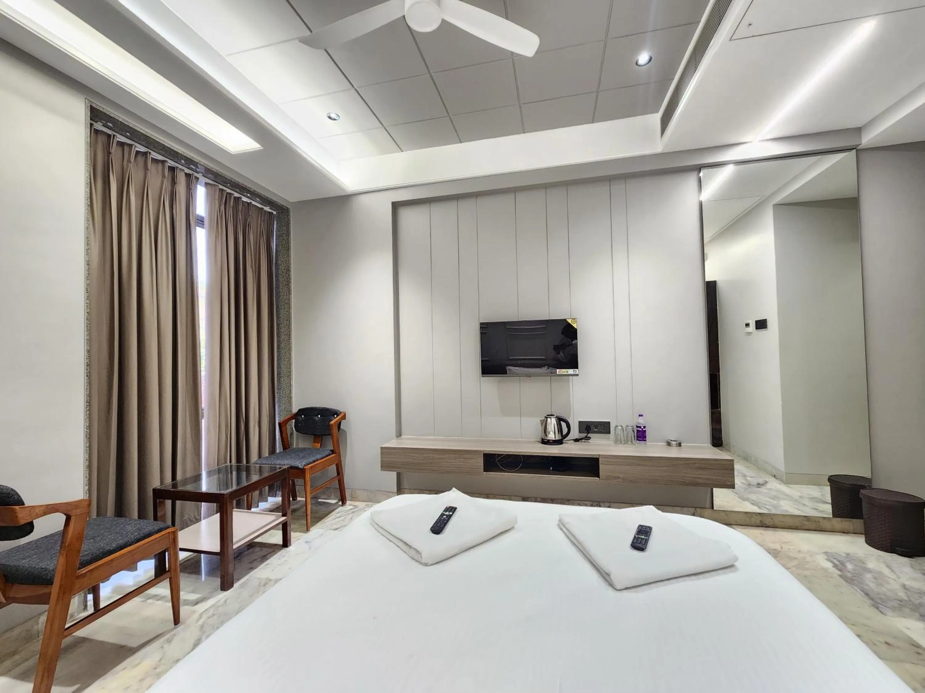 TV and multimedia in Hotel Statusinn, Ichalkaranji