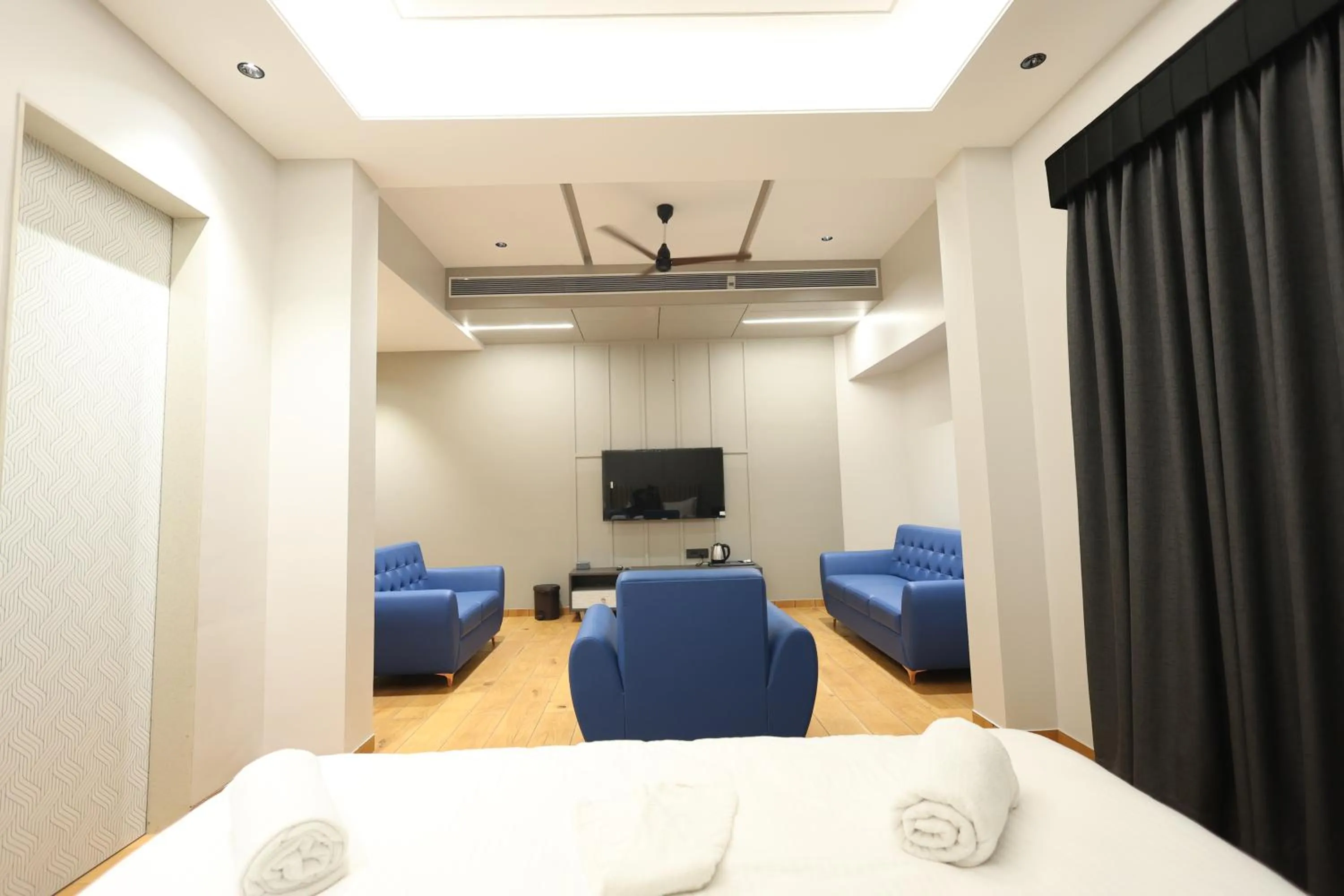 TV and multimedia in Hotel Statusinn, Ichalkaranji