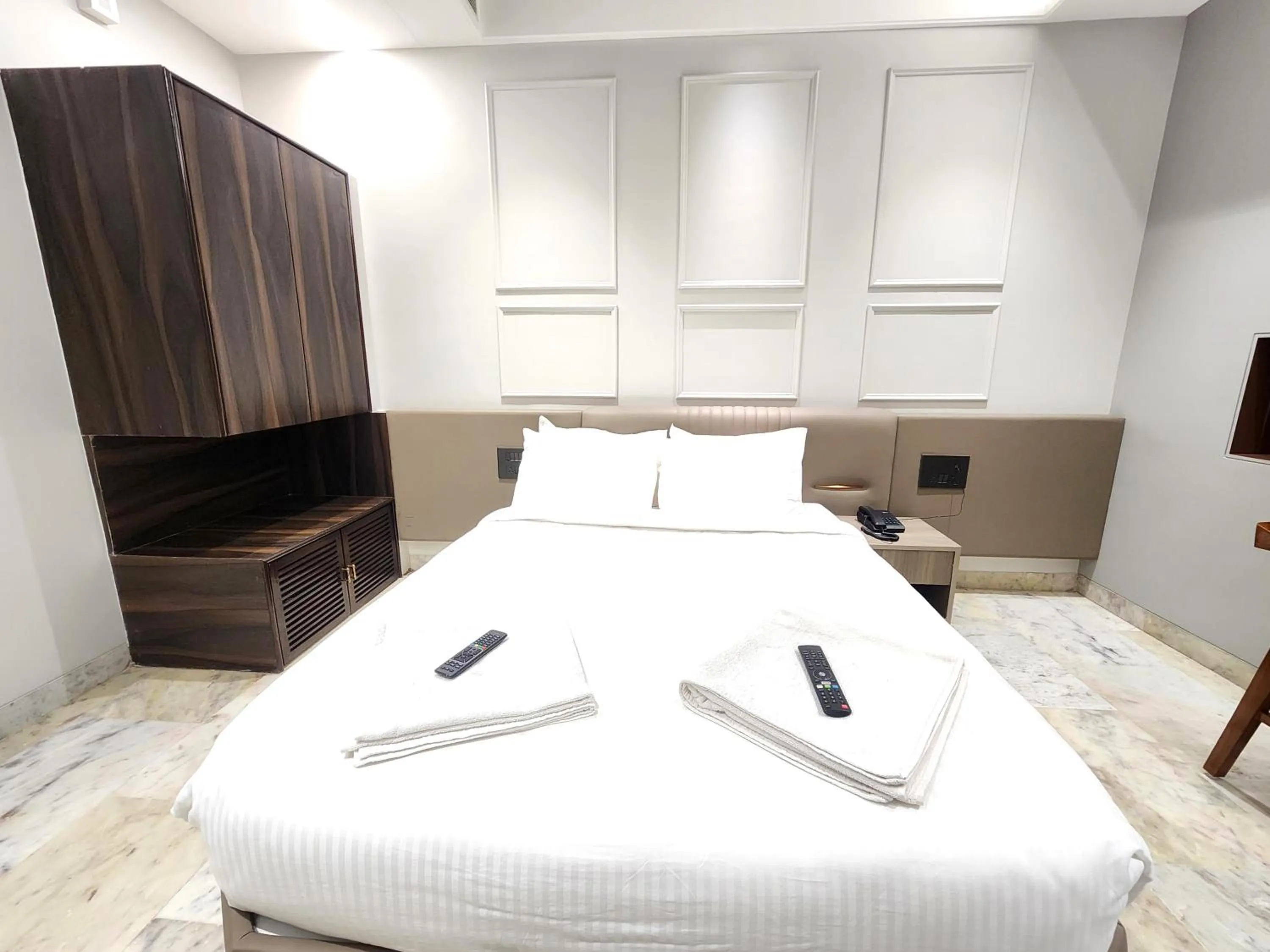 Bed in Hotel Statusinn, Ichalkaranji