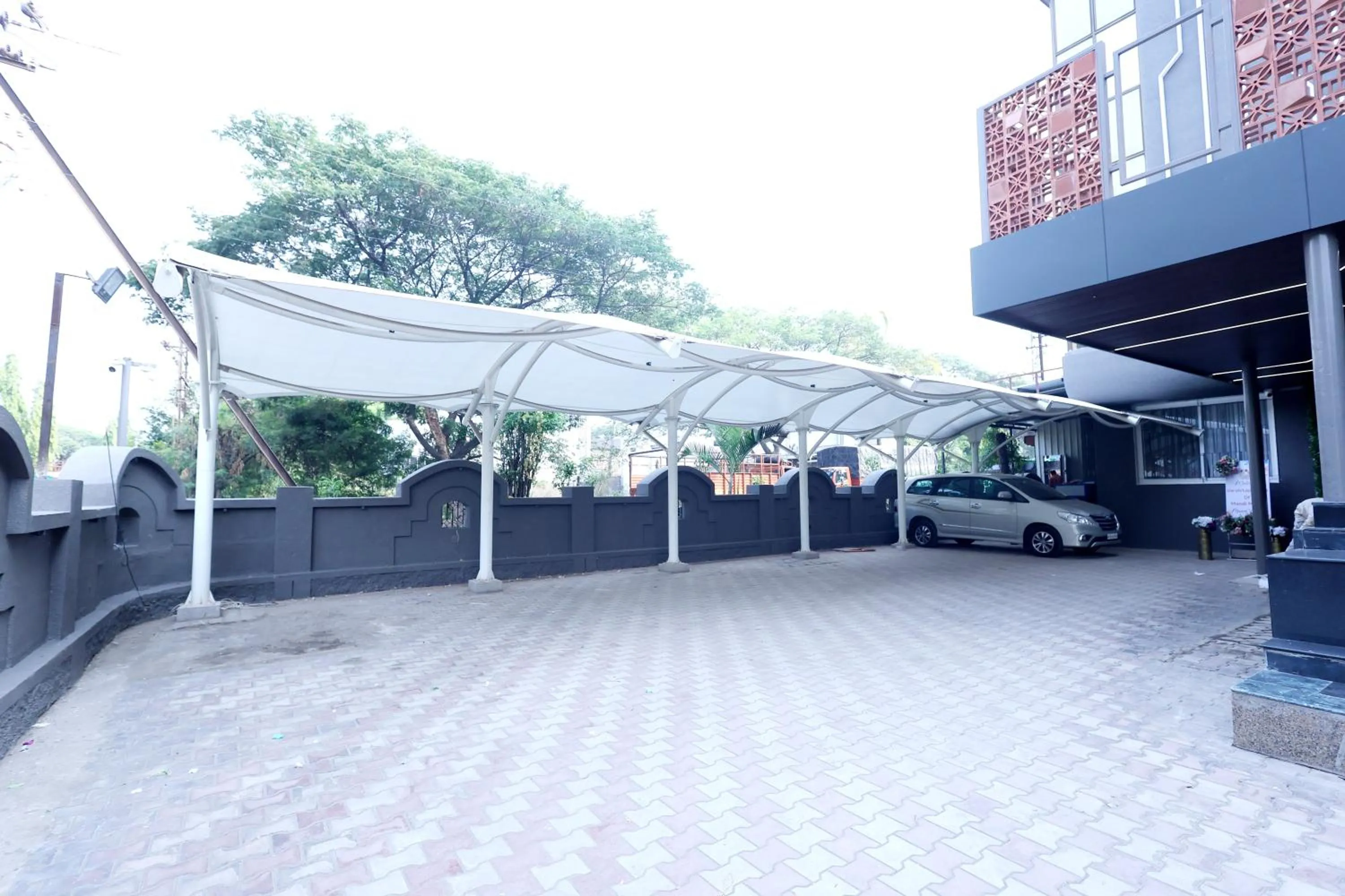 Parking in Hotel Statusinn, Ichalkaranji