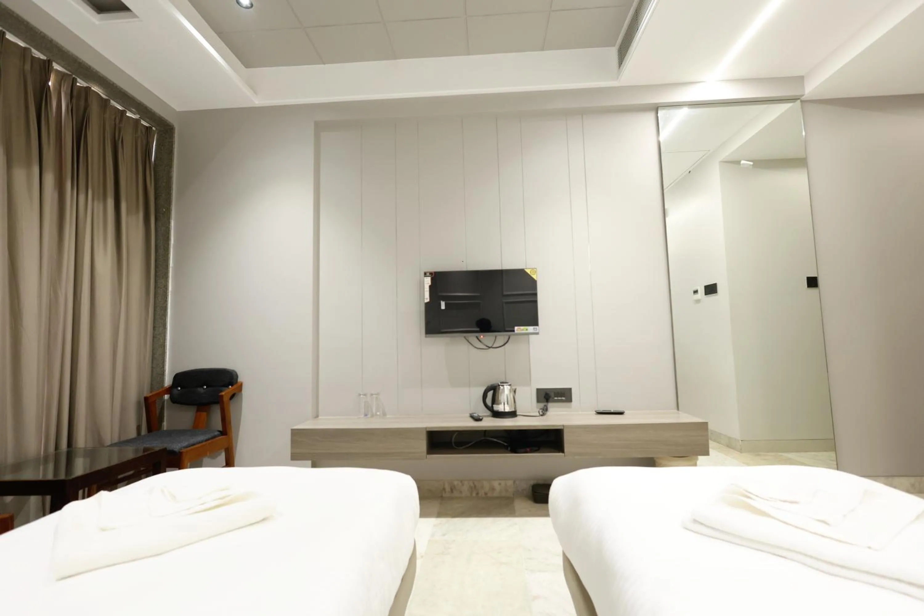 Bed in Hotel Statusinn, Ichalkaranji