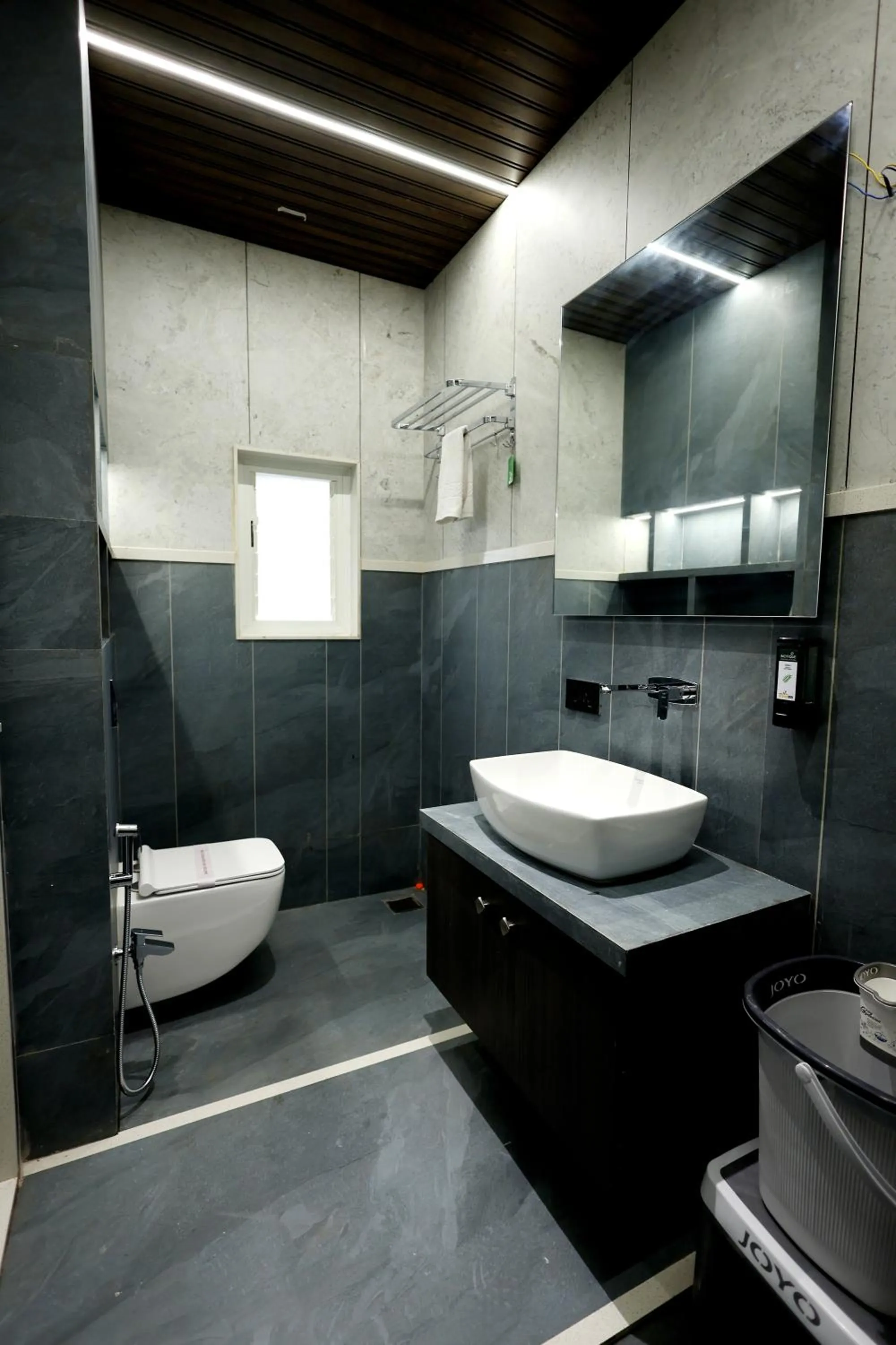 Shower in Hotel Statusinn, Ichalkaranji