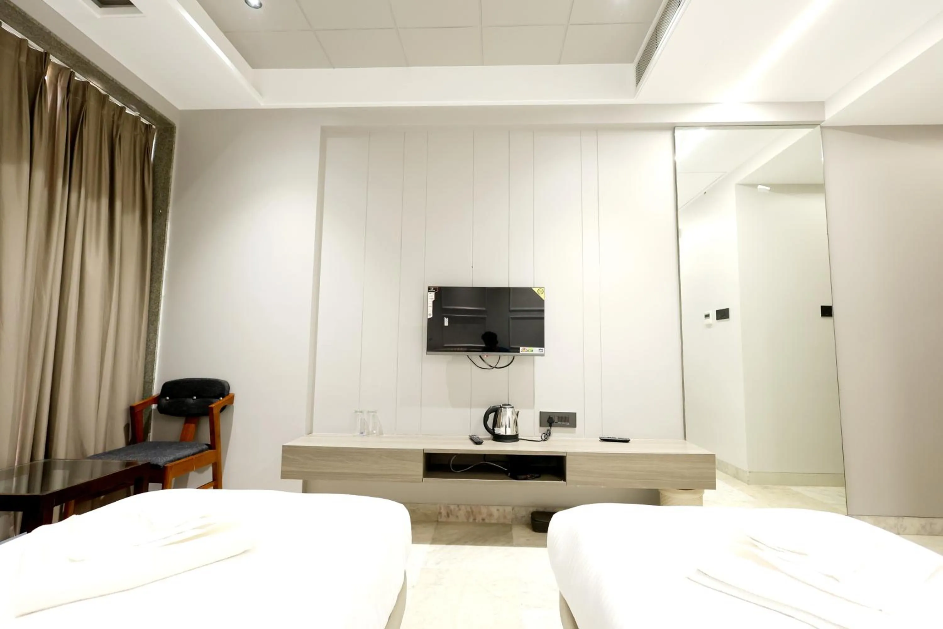 Bed in Hotel Statusinn, Ichalkaranji