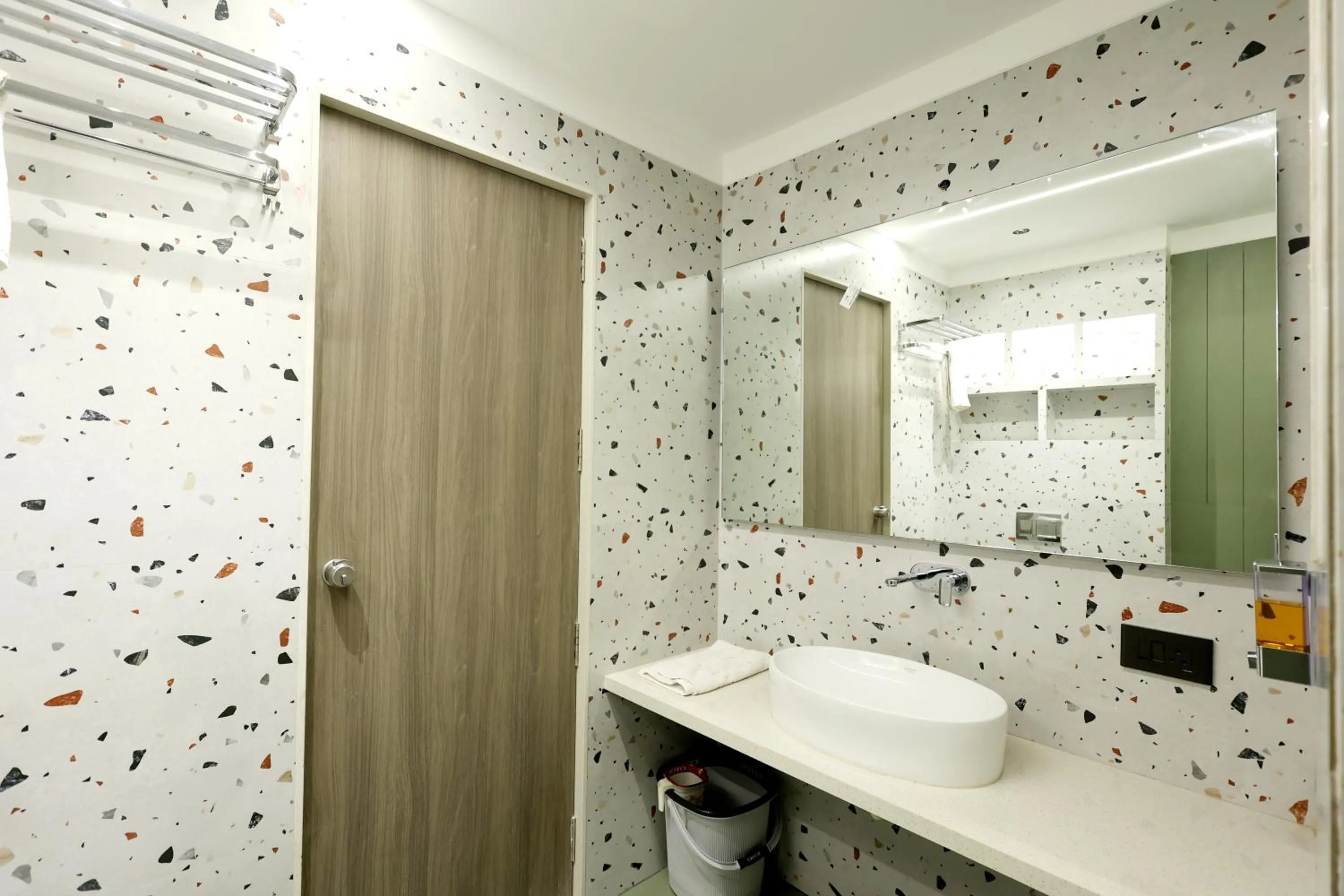 Shower in Hotel Statusinn, Ichalkaranji