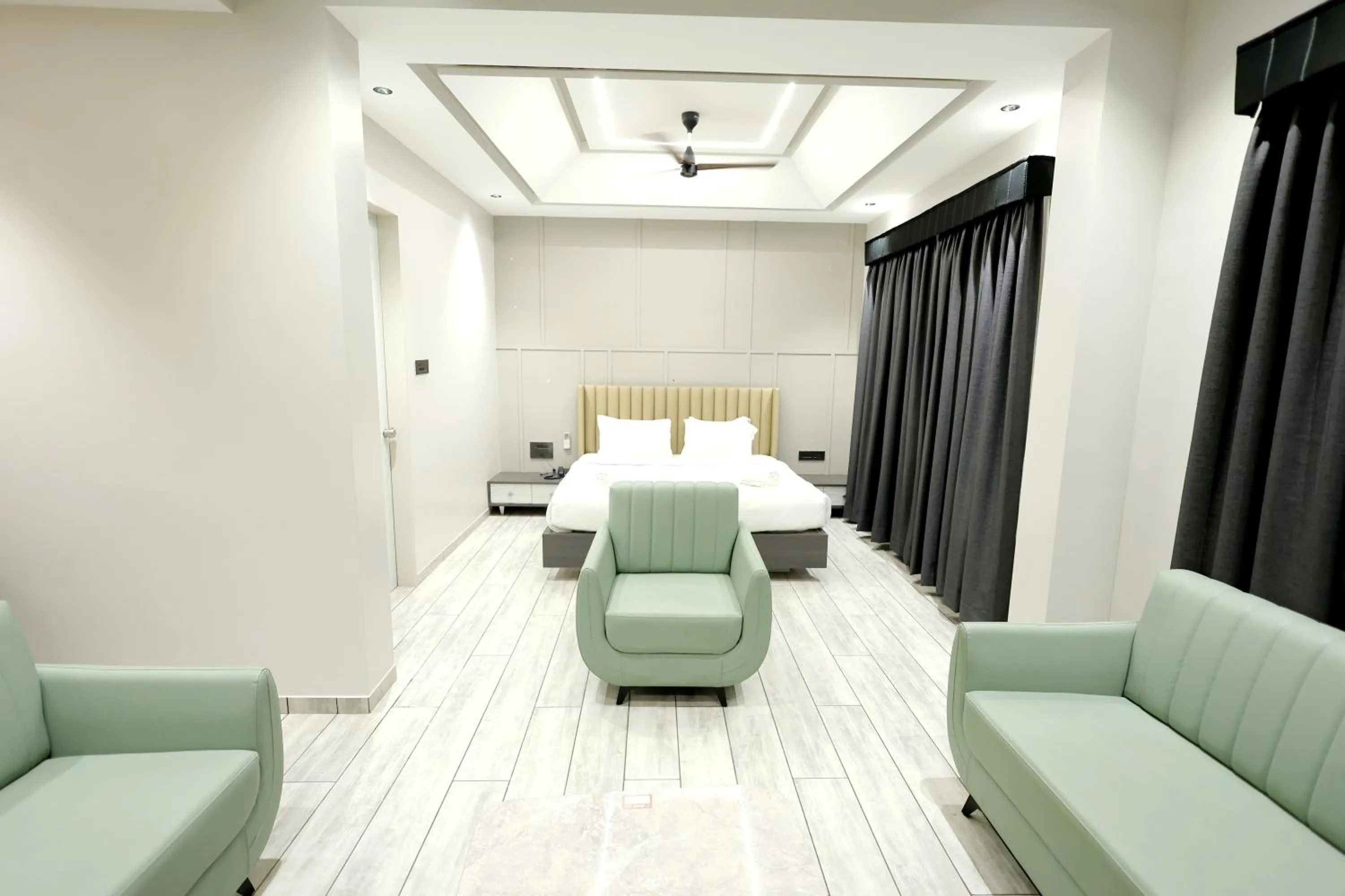 Bed in Hotel Statusinn, Ichalkaranji