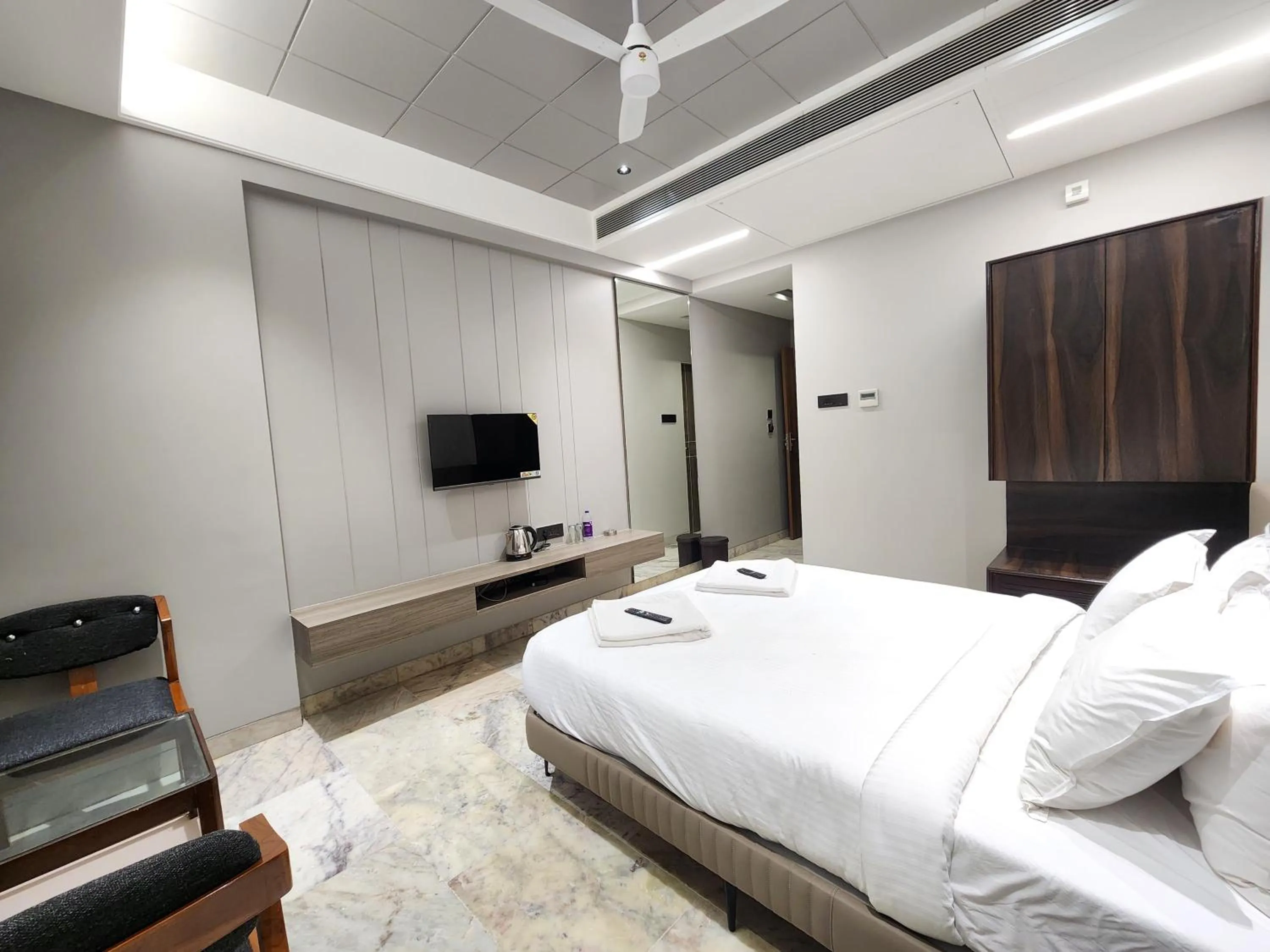 Bedroom, Bed in Hotel Statusinn, Ichalkaranji