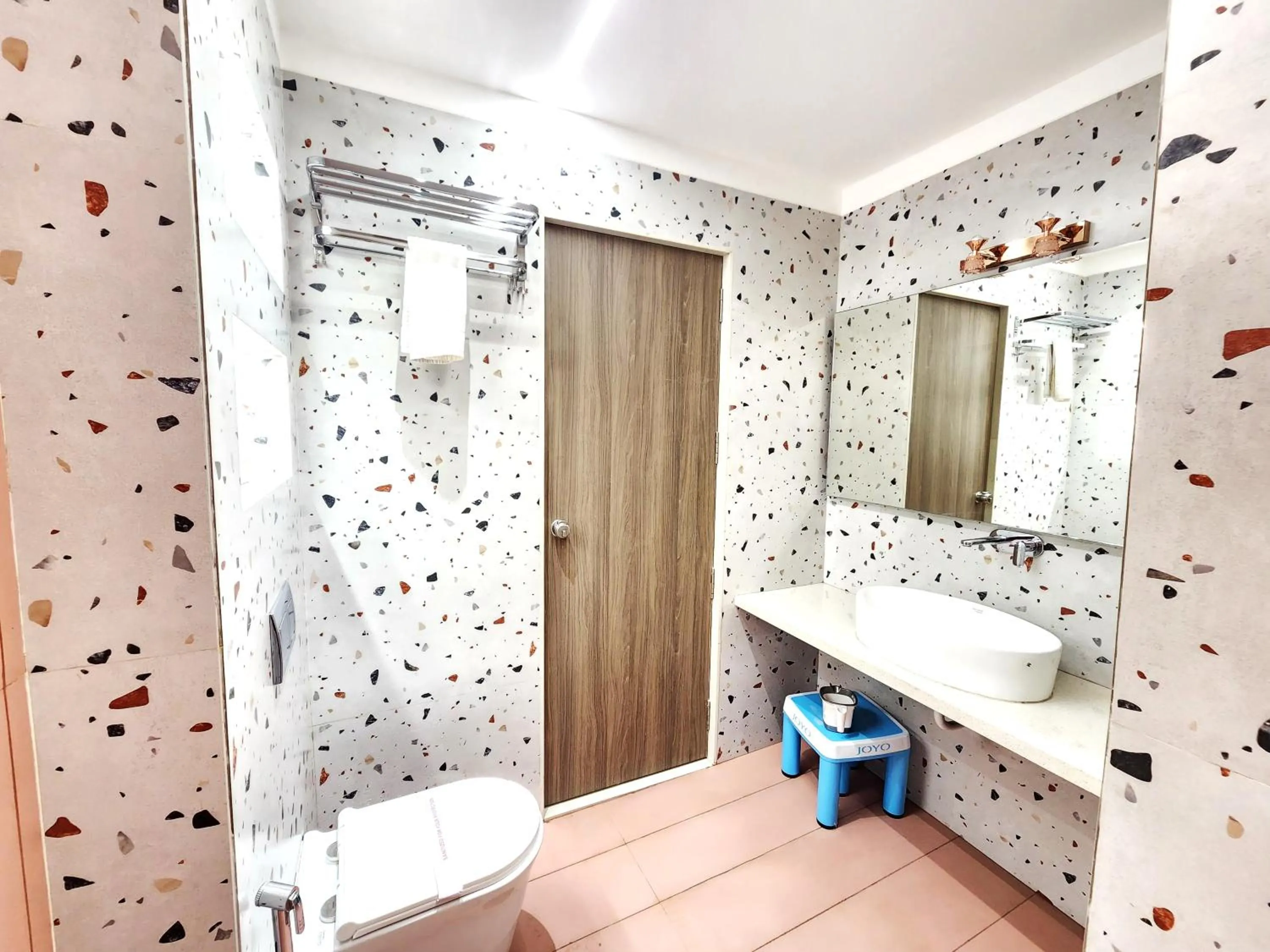 Shower in Hotel Statusinn, Ichalkaranji