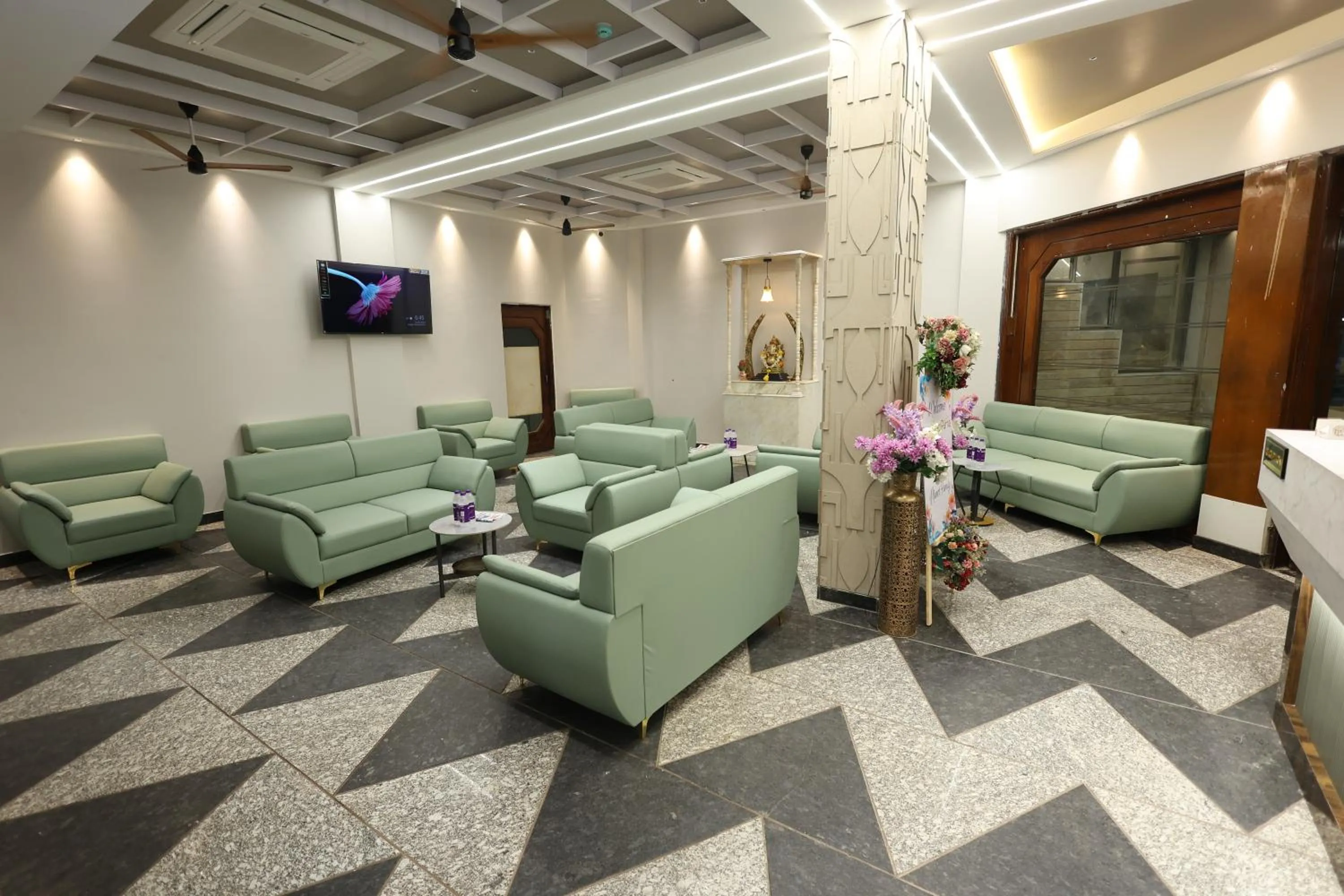 Lobby or reception in Hotel Statusinn, Ichalkaranji