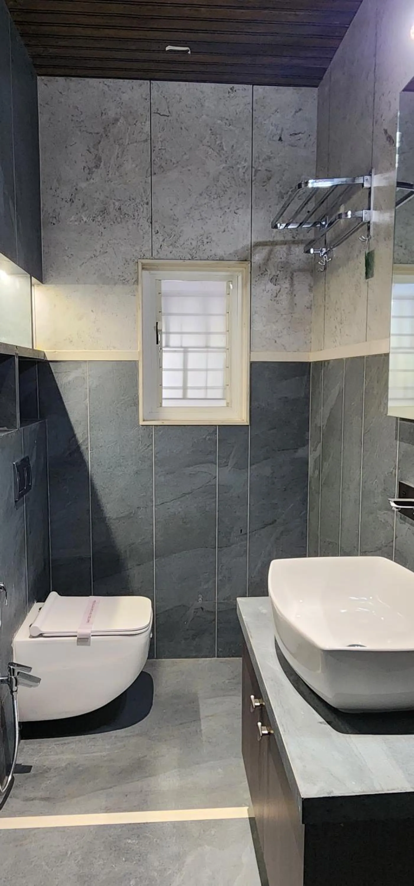 Toilet in Hotel Statusinn, Ichalkaranji