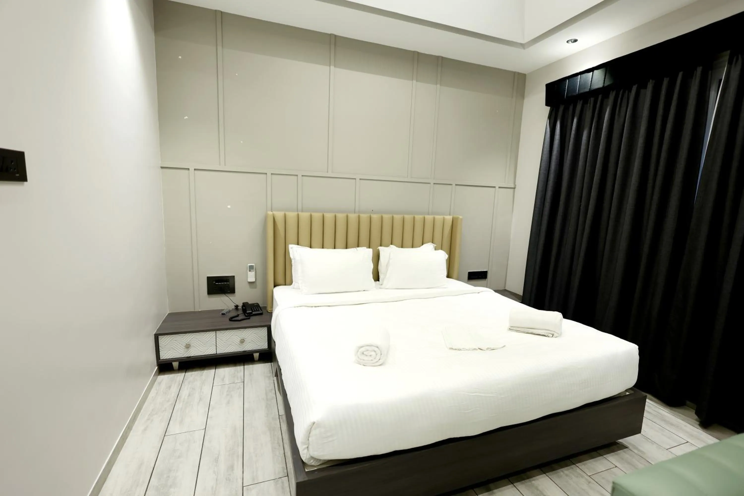 Photo of the whole room, Bed in Hotel Statusinn, Ichalkaranji