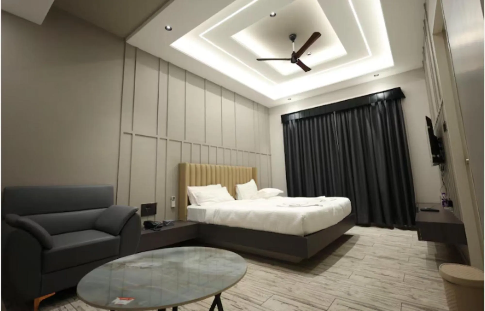 Bed in Hotel Statusinn, Ichalkaranji