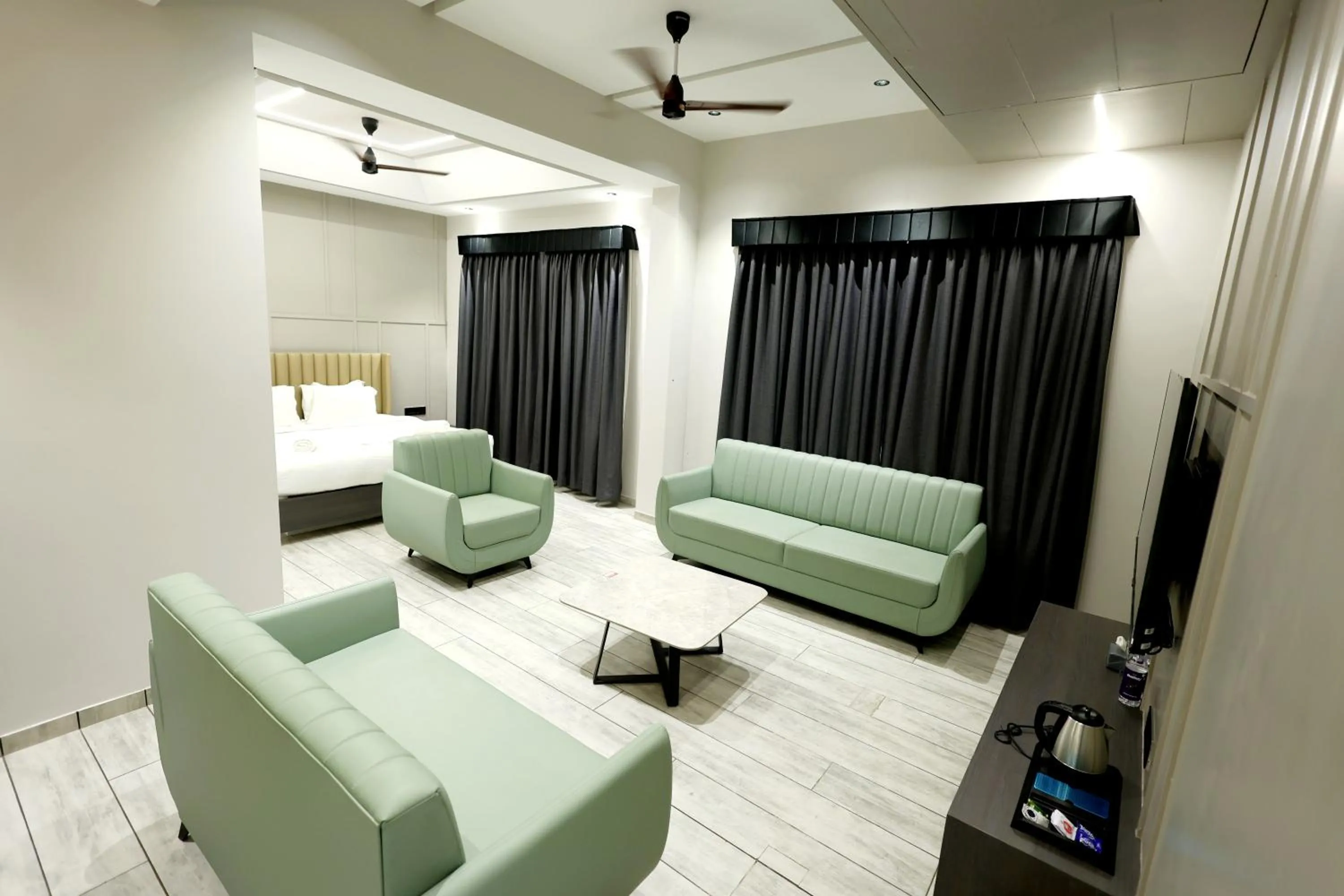 Communal lounge/ TV room, Bed in Hotel Statusinn, Ichalkaranji