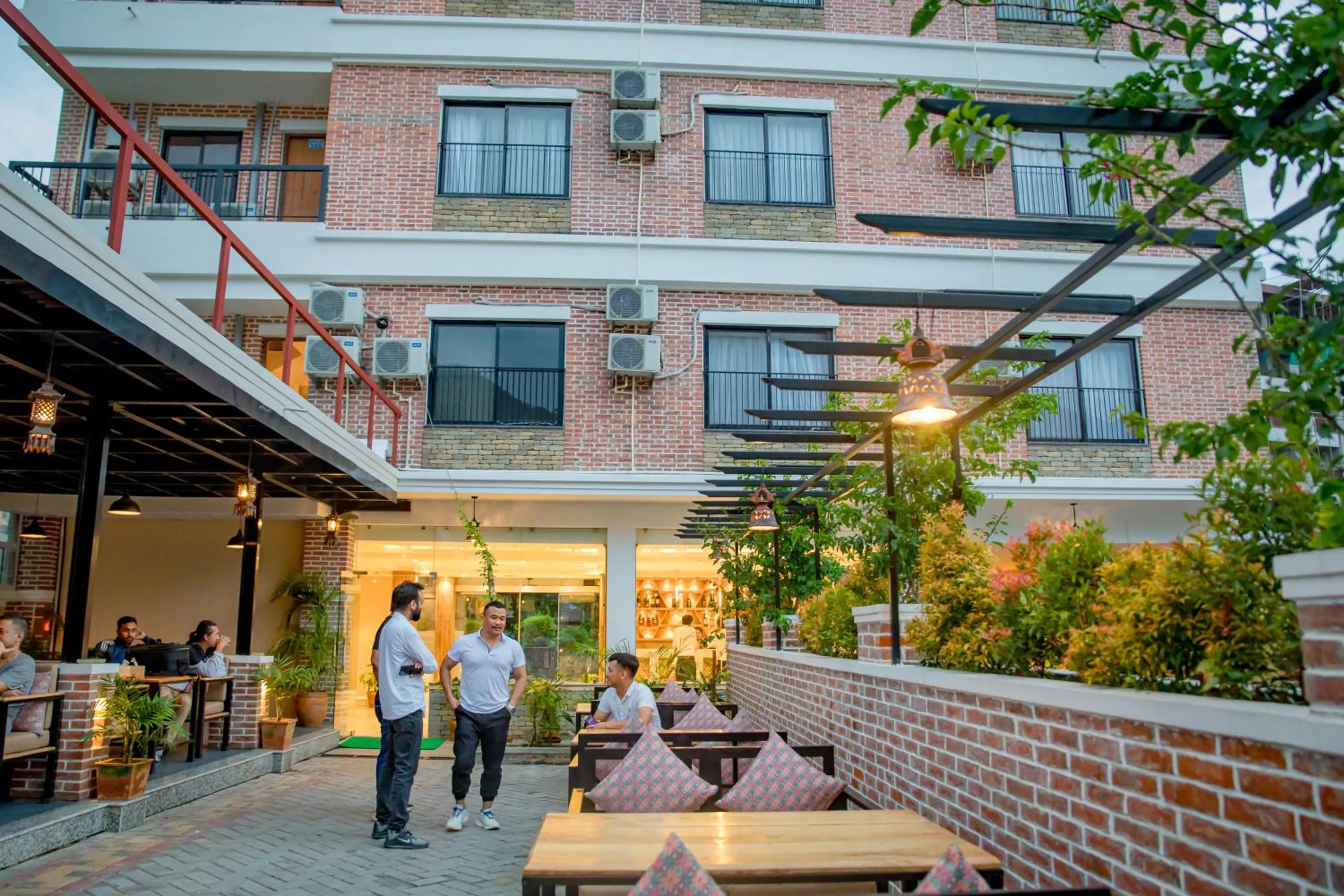 Restaurant/places to eat in Hotel Matina Suites