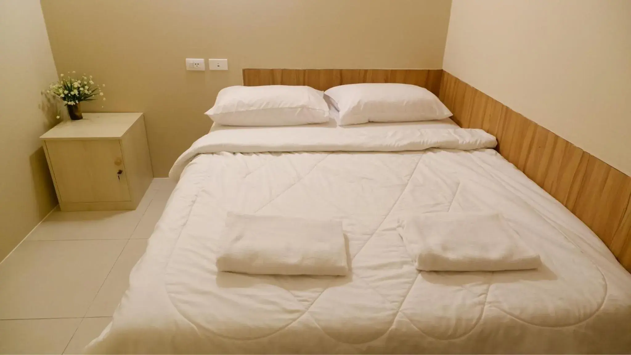 Single Bed in Dormitory Room in Shi-ro-i Poshtel Single Bed in Dormitory Room in Shi-ro-i Poshtel