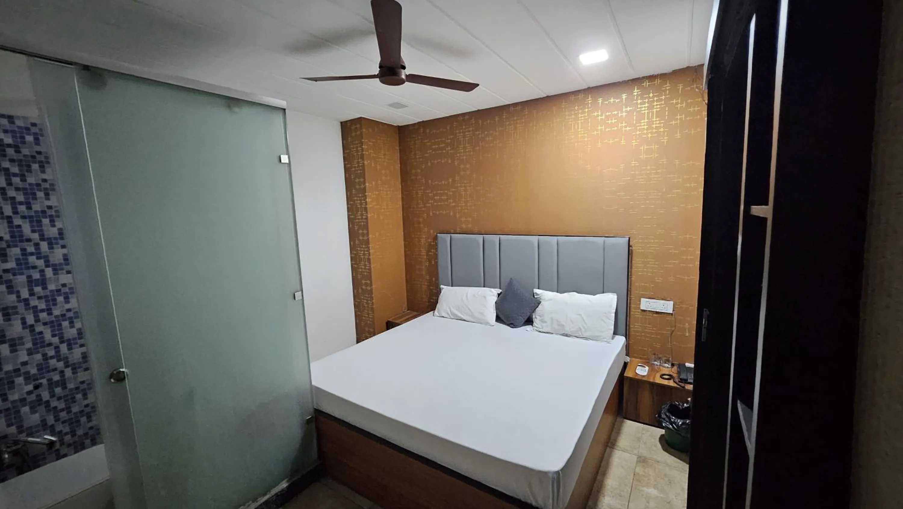 Bed in Jhansi Castle Inn